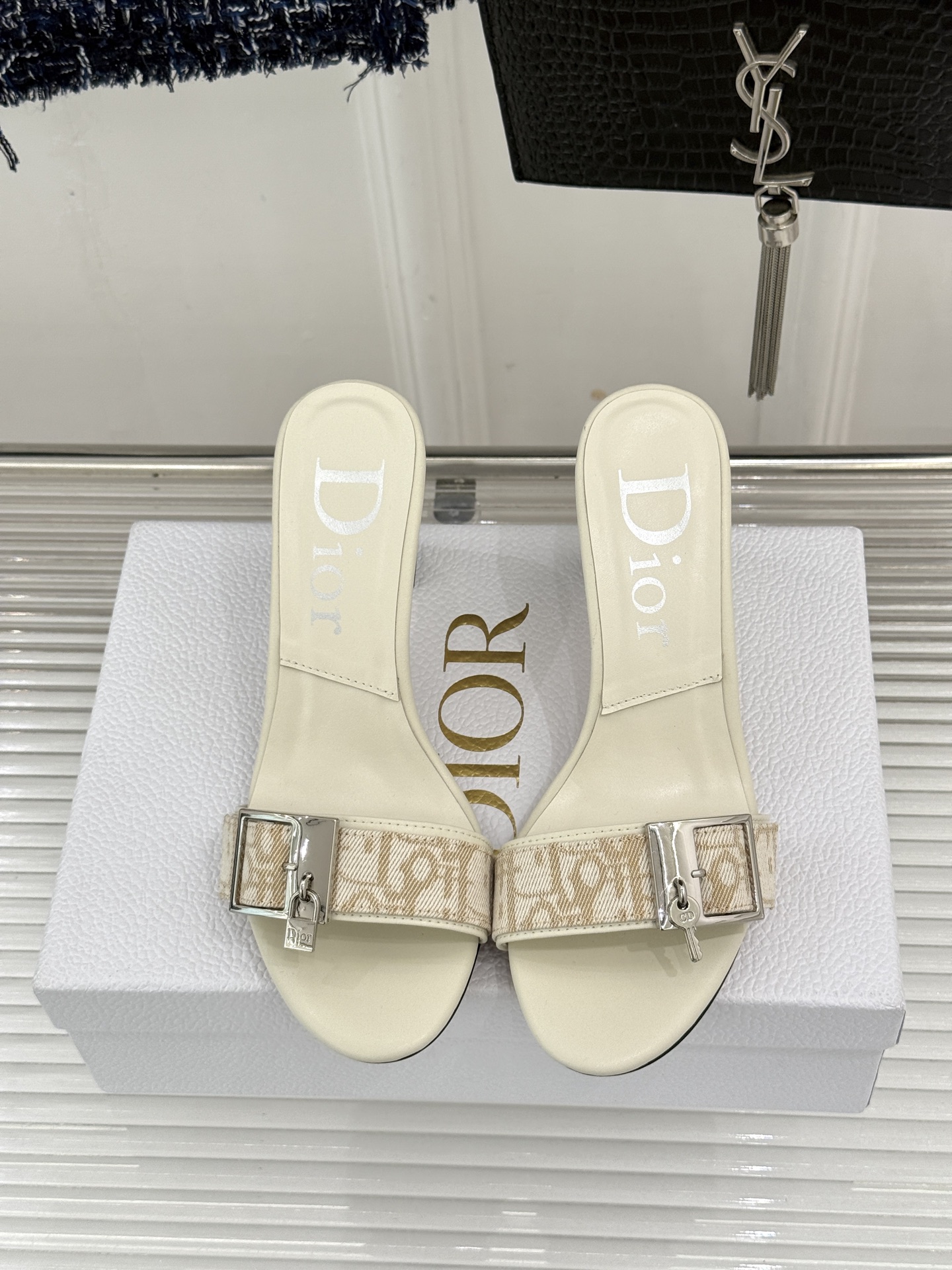 Dior/迪奥26WF新品一字带 字母织带金属扣粗跟凉鞋拖鞋 字母织带搭金属扣饰 一字带版型超显瘦 粗跟稳当又显高 拖鞋