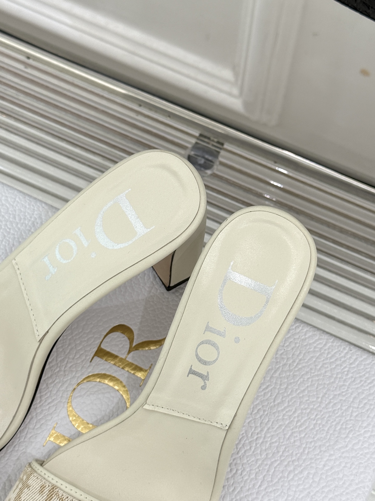 Dior/迪奥26WF新品一字带 字母织带金属扣粗跟凉鞋拖鞋 字母织带搭金属扣饰 一字带版型超显瘦 粗跟稳当又显高 拖鞋