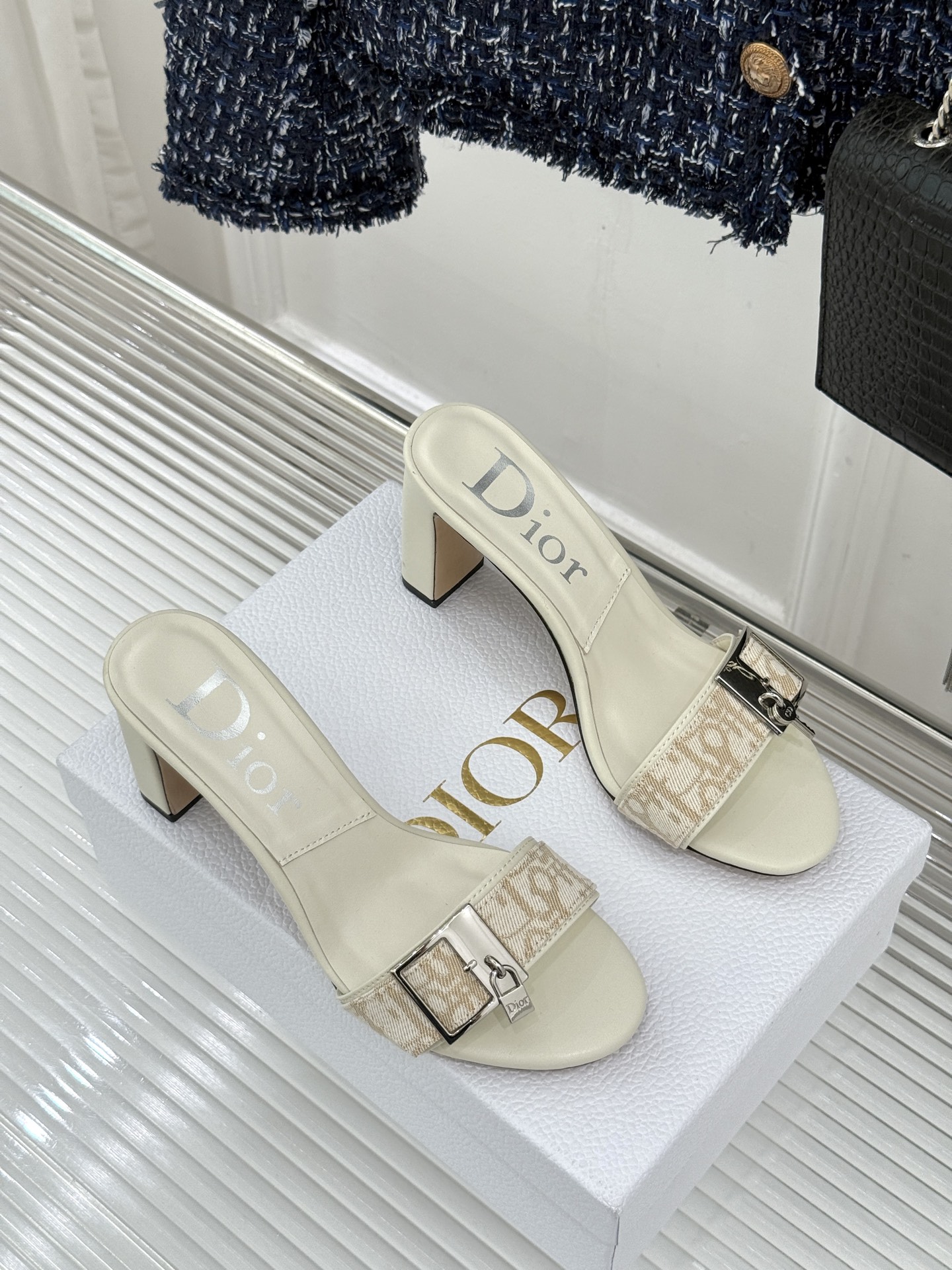 Dior/迪奥26WF新品一字带 字母织带金属扣粗跟凉鞋拖鞋 字母织带搭金属扣饰 一字带版型超显瘦 粗跟稳当又显高 拖鞋
