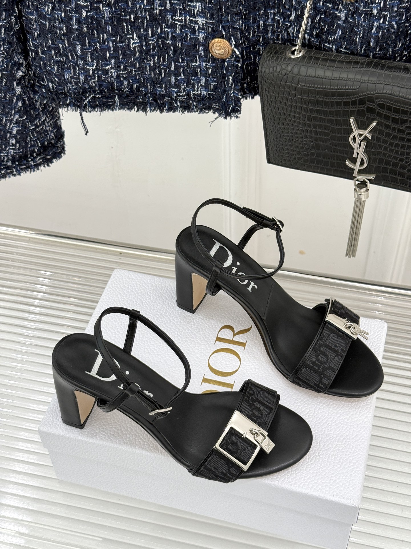 Dior/迪奥26WF新品一字带 字母织带金属扣粗跟凉鞋拖鞋 字母织带搭金属扣饰 一字带版型超显瘦 粗跟稳当又显高 拖鞋 Dior/迪奥26WF新品一字带 字母织带金属扣粗跟凉鞋拖鞋 字母织带搭金属扣饰 一字带版型超显瘦 粗跟稳当又显高 拖鞋