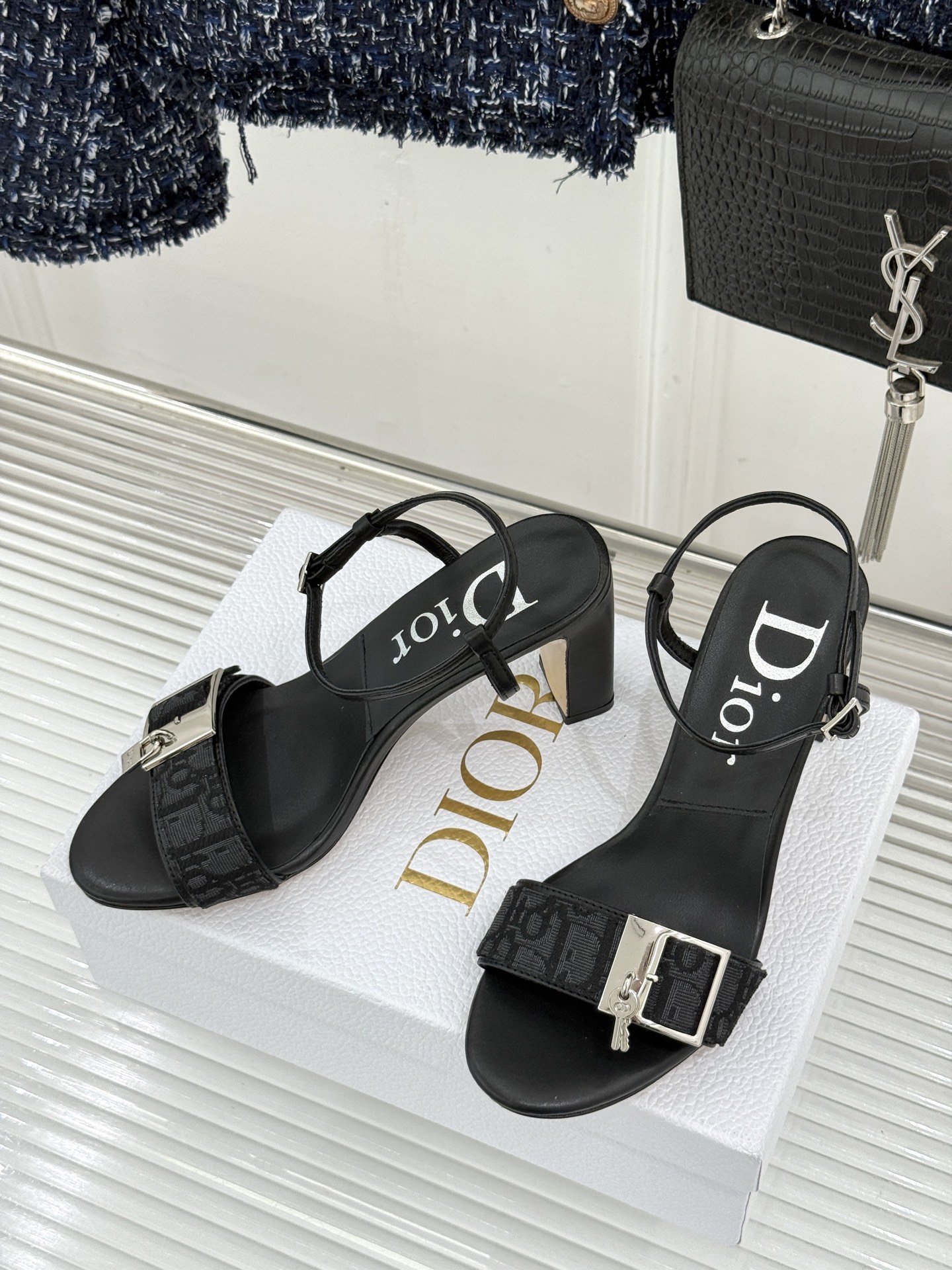 Dior/迪奥26WF新品一字带 字母织带金属扣粗跟凉鞋拖鞋 字母织带搭金属扣饰 一字带版型超显瘦 粗跟稳当又显高 拖鞋 Dior/迪奥26WF新品一字带 字母织带金属扣粗跟凉鞋拖鞋 字母织带搭金属扣饰 一字带版型超显瘦 粗跟稳当又显高 拖鞋