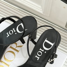 Dior/迪奥26WF新品一字带 字母织带金属扣粗跟凉鞋拖鞋 字母织带搭金属扣饰 一字带版型超显瘦 粗跟稳当又显高 拖鞋 Dior/迪奥26WF新品一字带 字母织带金属扣粗跟凉鞋拖鞋 字母织带搭金属扣饰 一字带版型超显瘦 粗跟稳当又显高 拖鞋