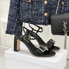 Dior/迪奥26WF新品一字带 字母织带金属扣粗跟凉鞋拖鞋 字母织带搭金属扣饰 一字带版型超显瘦 粗跟稳当又显高 拖鞋 Dior/迪奥26WF新品一字带 字母织带金属扣粗跟凉鞋拖鞋 字母织带搭金属扣饰 一字带版型超显瘦 粗跟稳当又显高 拖鞋