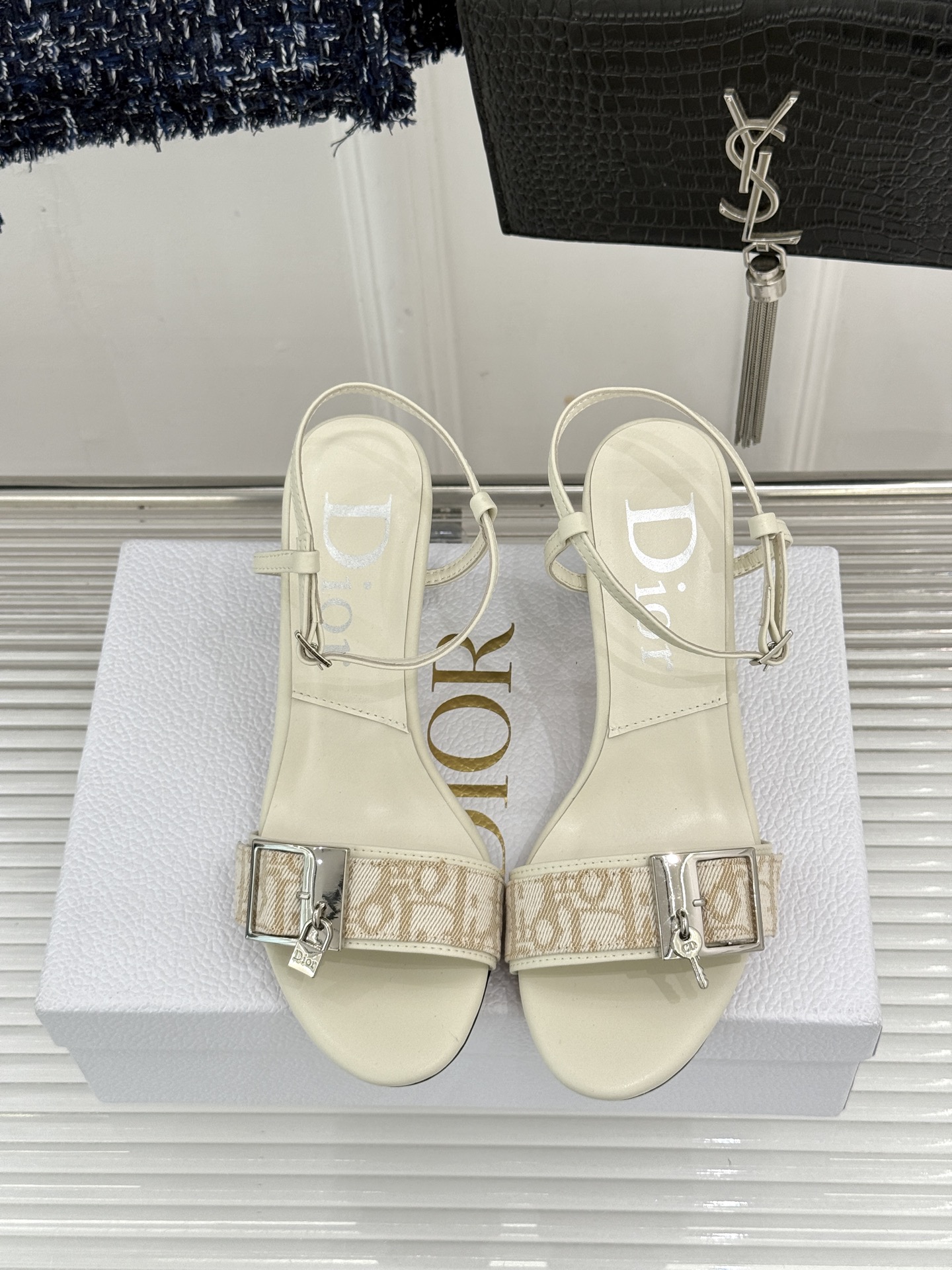 Dior/迪奥26WF新品一字带 字母织带金属扣粗跟凉鞋拖鞋 字母织带搭金属扣饰 一字带版型超显瘦 粗跟稳当又显高 拖鞋