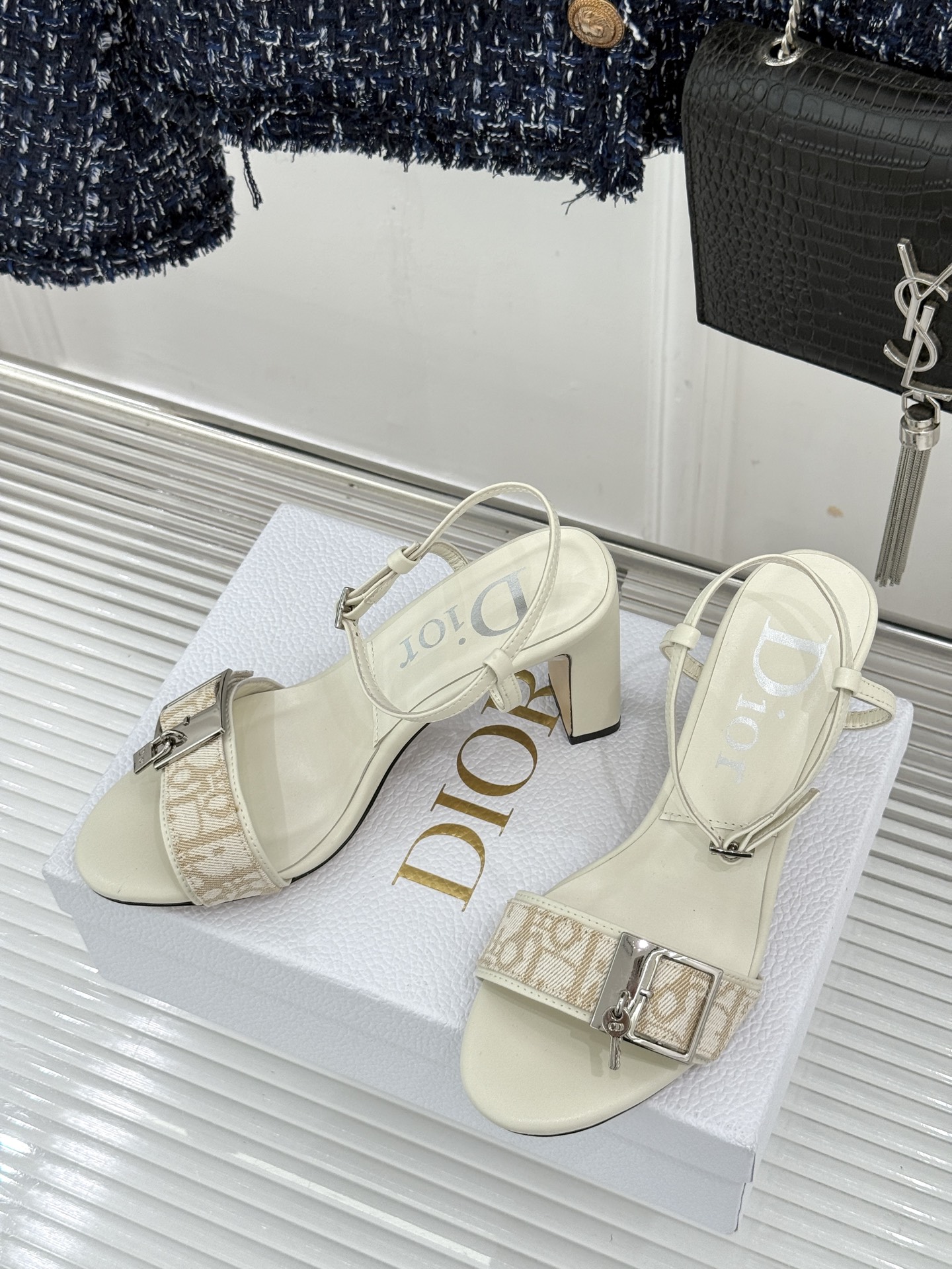 Dior/迪奥26WF新品一字带 字母织带金属扣粗跟凉鞋拖鞋 字母织带搭金属扣饰 一字带版型超显瘦 粗跟稳当又显高 拖鞋