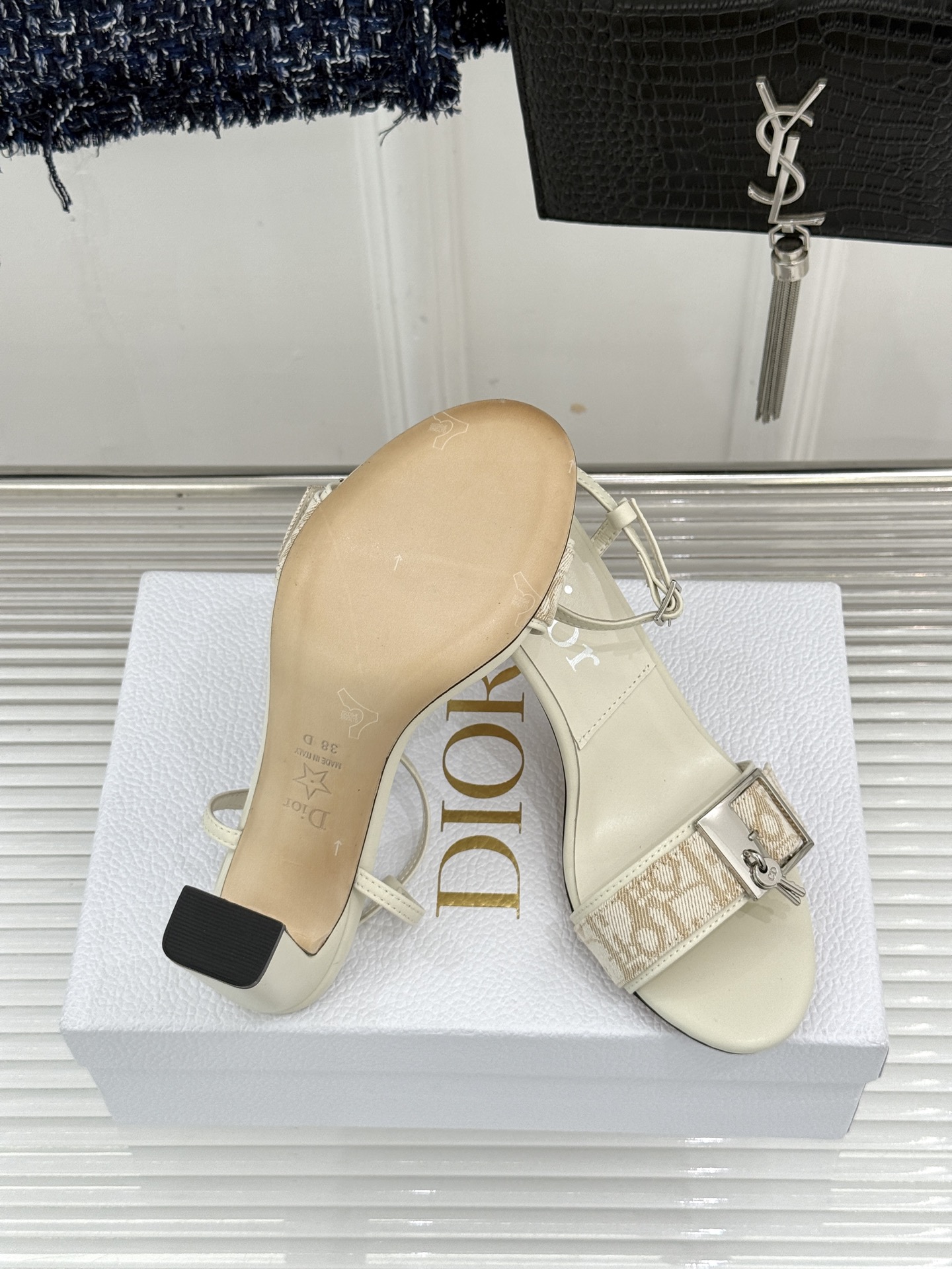 Dior/迪奥26WF新品一字带 字母织带金属扣粗跟凉鞋拖鞋 字母织带搭金属扣饰 一字带版型超显瘦 粗跟稳当又显高 拖鞋