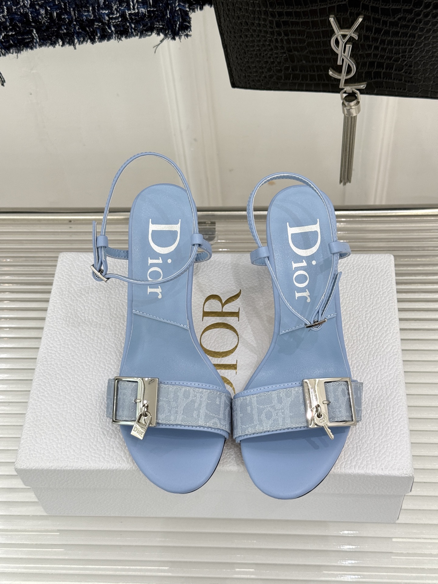 Dior/迪奥26WF新品一字带 字母织带金属扣粗跟凉鞋拖鞋 字母织带搭金属扣饰 一字带版型超显瘦 粗跟稳当又显高 拖鞋