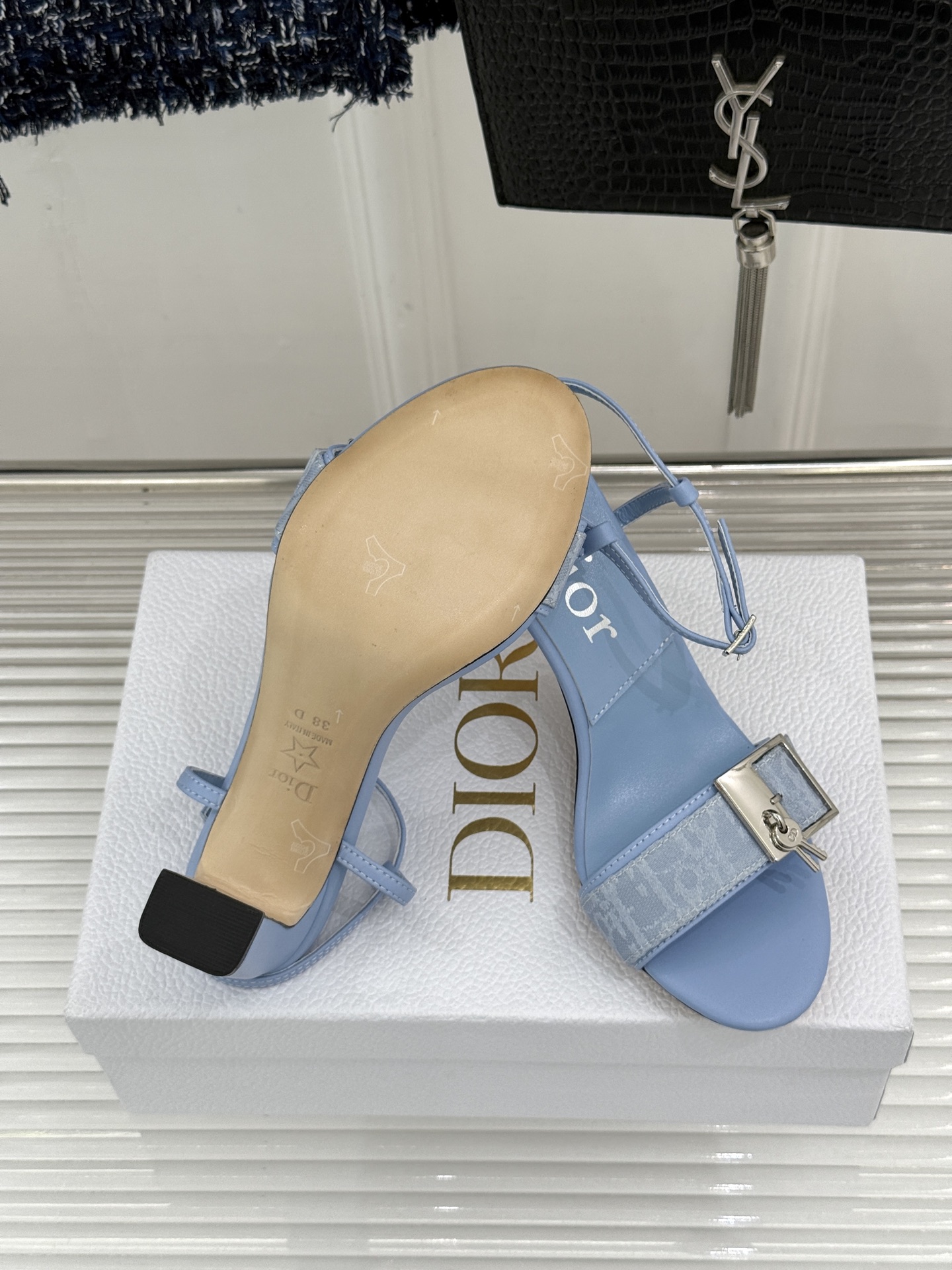 Dior/迪奥26WF新品一字带 字母织带金属扣粗跟凉鞋拖鞋 字母织带搭金属扣饰 一字带版型超显瘦 粗跟稳当又显高 拖鞋