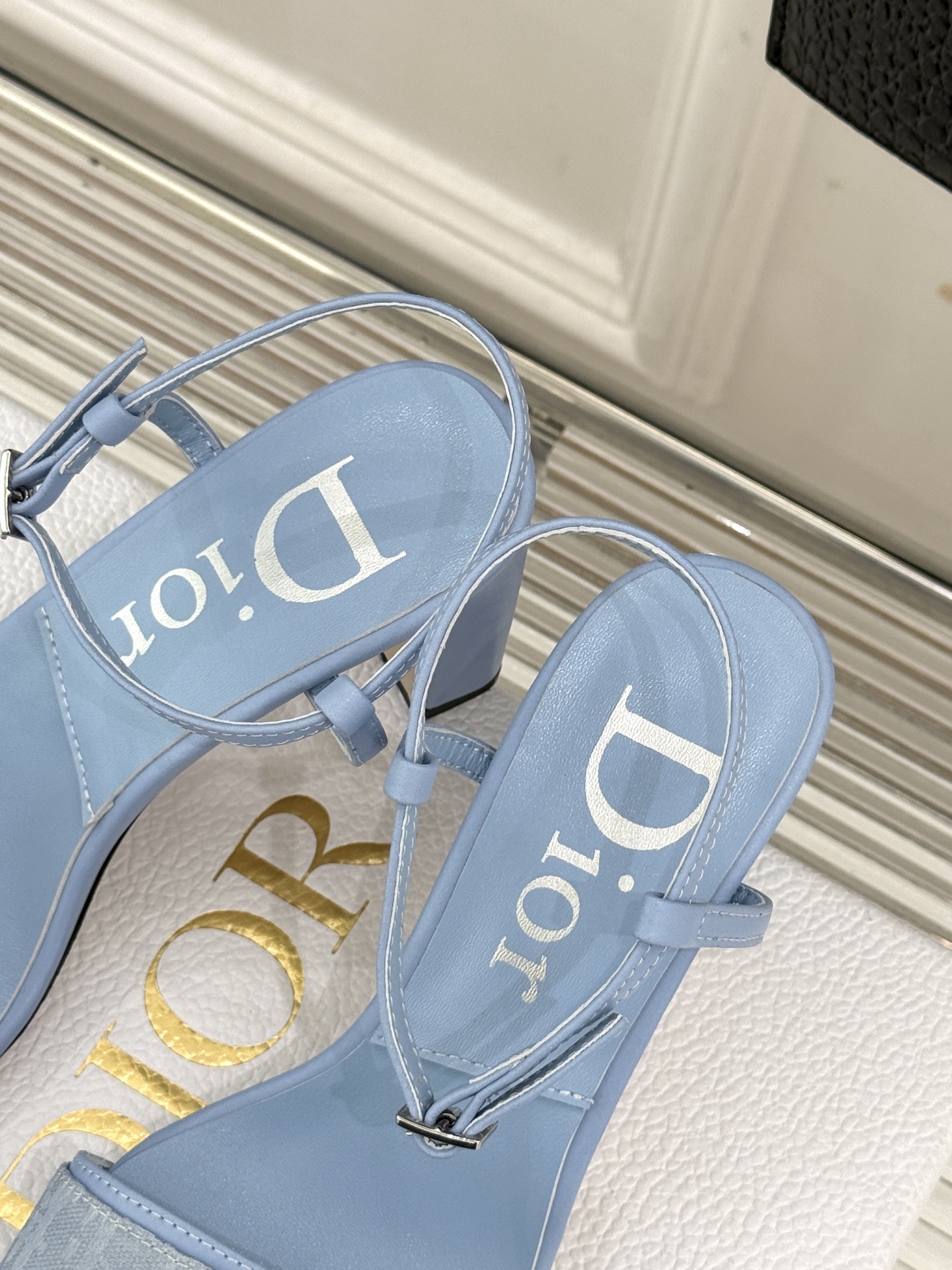 Dior/迪奥26WF新品一字带 字母织带金属扣粗跟凉鞋拖鞋 字母织带搭金属扣饰 一字带版型超显瘦 粗跟稳当又显高 拖鞋