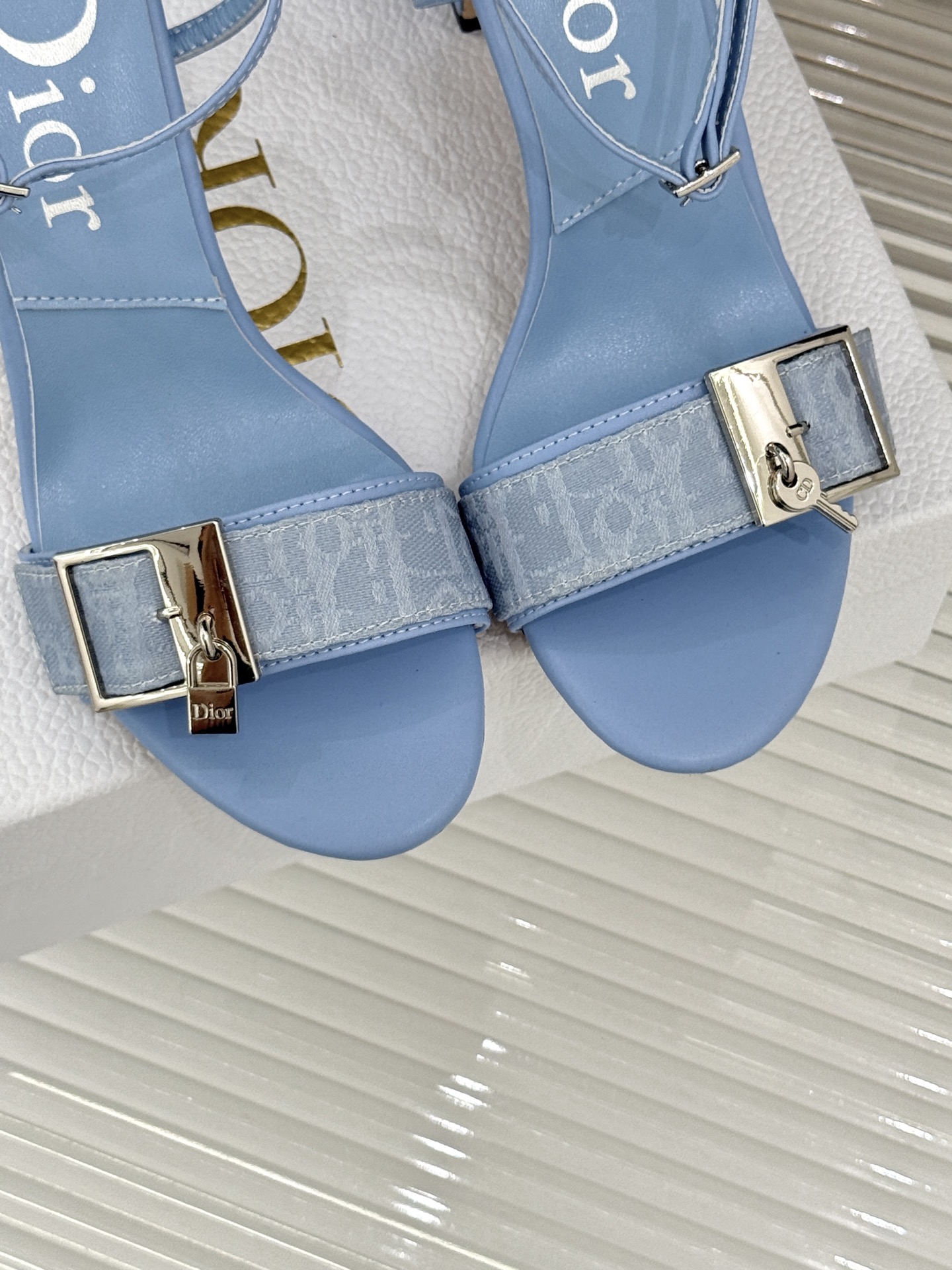 Dior/迪奥26WF新品一字带 字母织带金属扣粗跟凉鞋拖鞋 字母织带搭金属扣饰 一字带版型超显瘦 粗跟稳当又显高 拖鞋