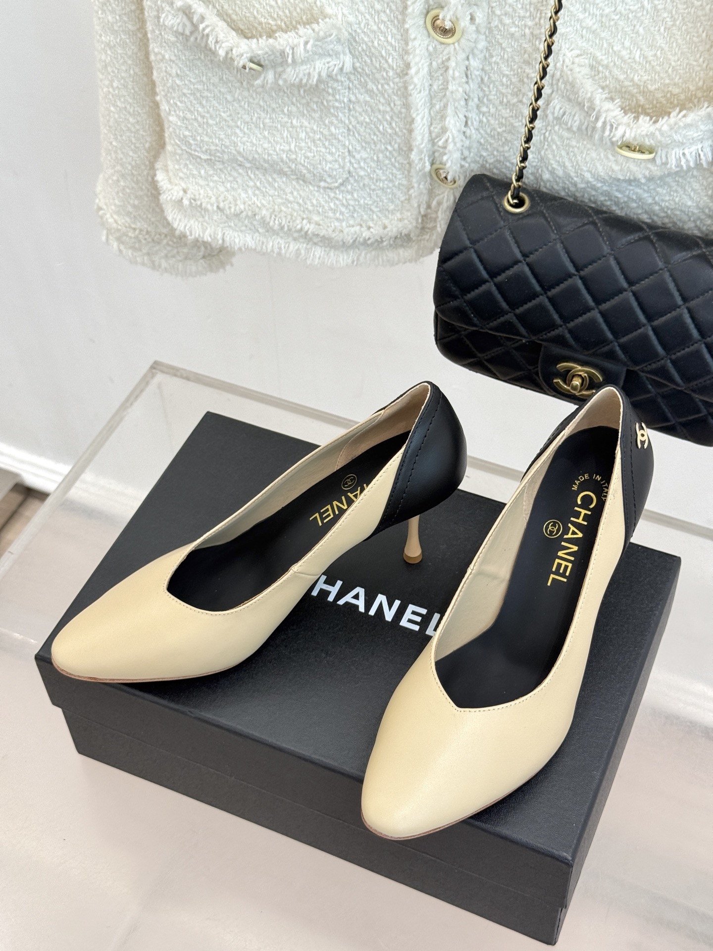 CHANE*｜小香26A新品拼色 双C尖头高跟鞋 双C扣精致又夺目 经典米黑撞色设计 上脚秒变纤细漫画脚型 显瘦效果直接