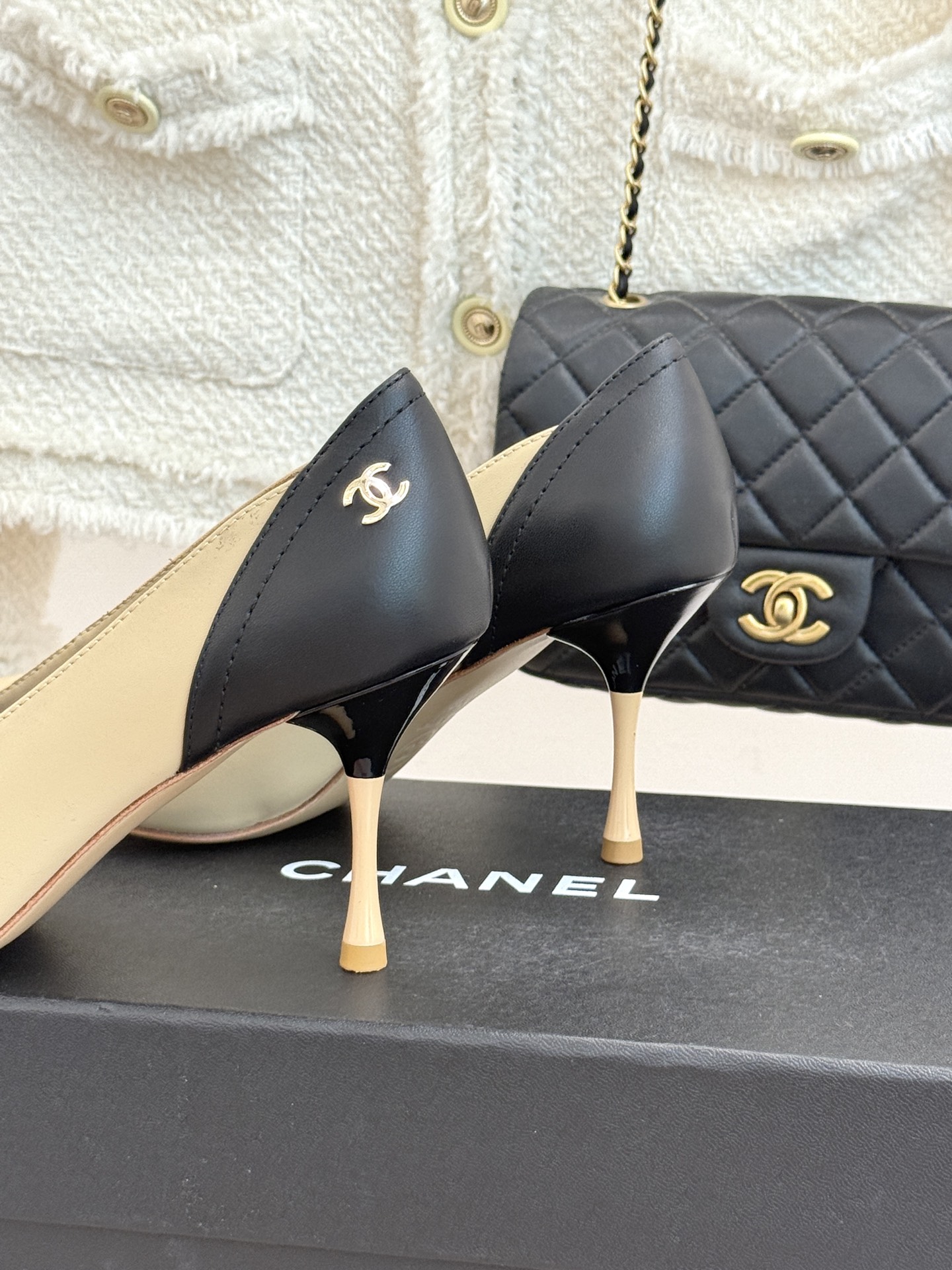 CHANE*｜小香26A新品拼色 双C尖头高跟鞋 双C扣精致又夺目 经典米黑撞色设计 上脚秒变纤细漫画脚型 显瘦效果直接
