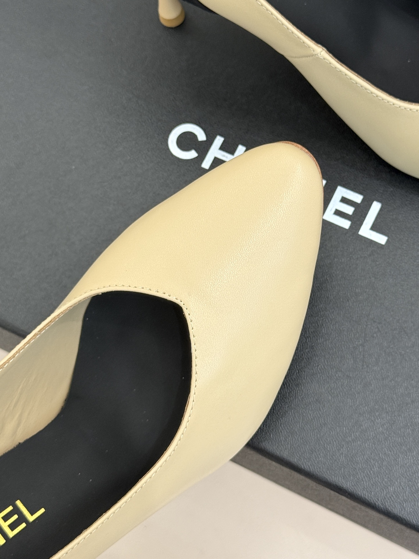 CHANE*｜小香26A新品拼色 双C尖头高跟鞋 双C扣精致又夺目 经典米黑撞色设计 上脚秒变纤细漫画脚型 显瘦效果直接