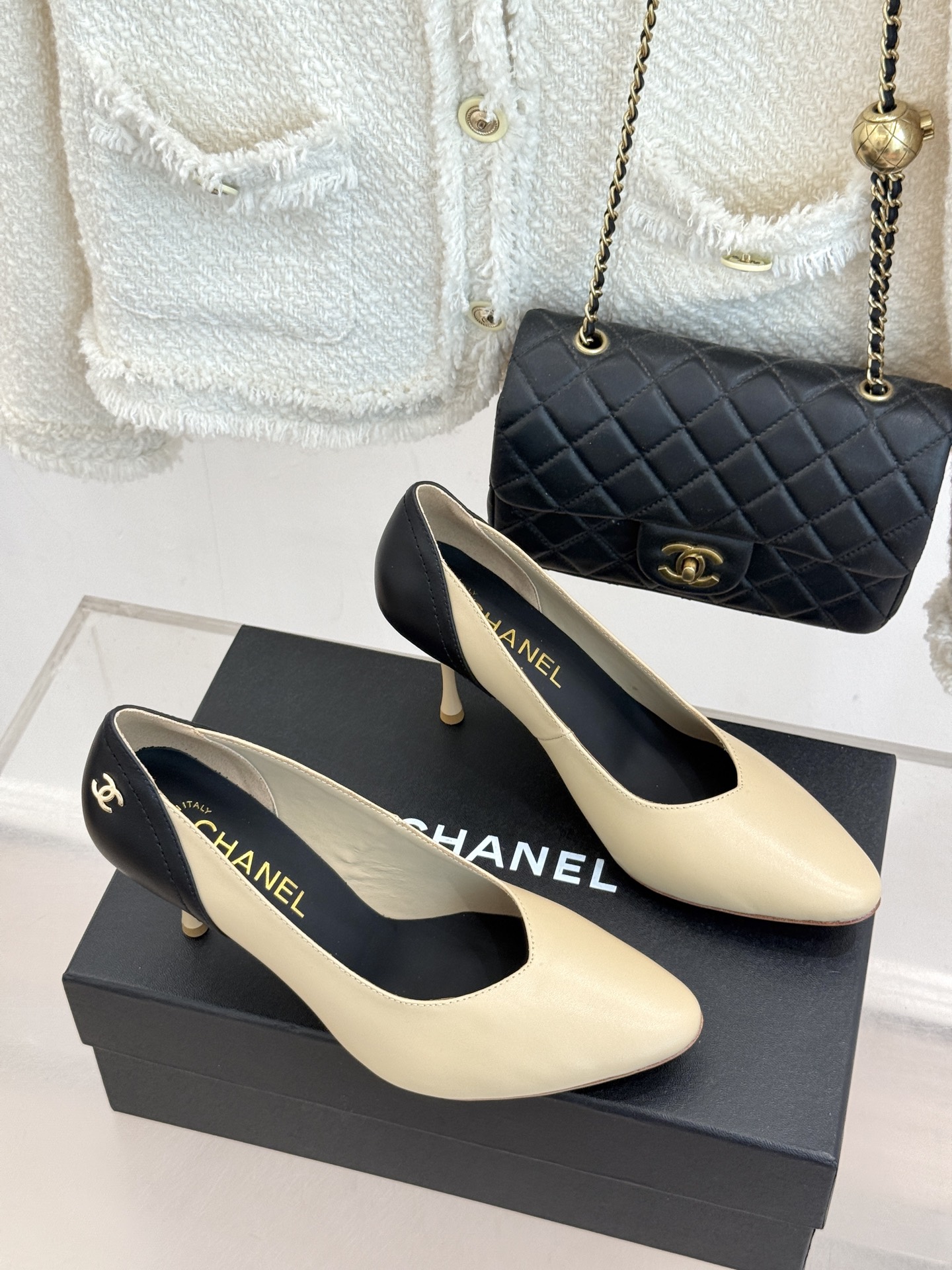 CHANE*｜小香26A新品拼色 双C尖头高跟鞋 双C扣精致又夺目 经典米黑撞色设计 上脚秒变纤细漫画脚型 显瘦效果直接