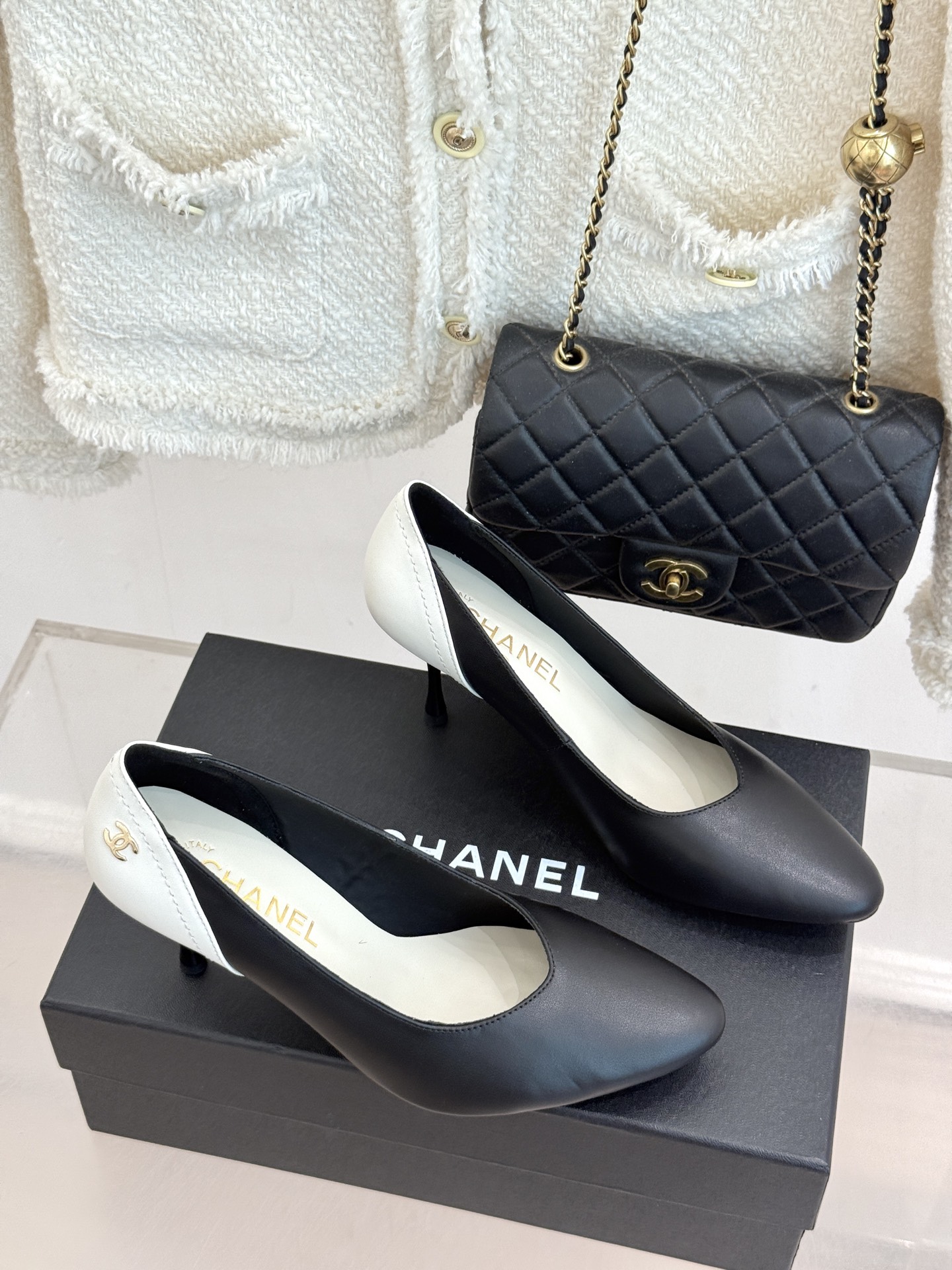 CHANE*|小香26A新品拼色 双C尖头高跟鞋 双C扣精致又夺目 经典米黑撞色设计 上脚秒变纤细漫画脚型 显瘦效果直接 CHANE*|小香26A新品拼色 双C尖头高跟鞋 双C扣精致又夺目 经典米黑撞色设计 上脚秒变纤细漫画脚型 显瘦效果直接