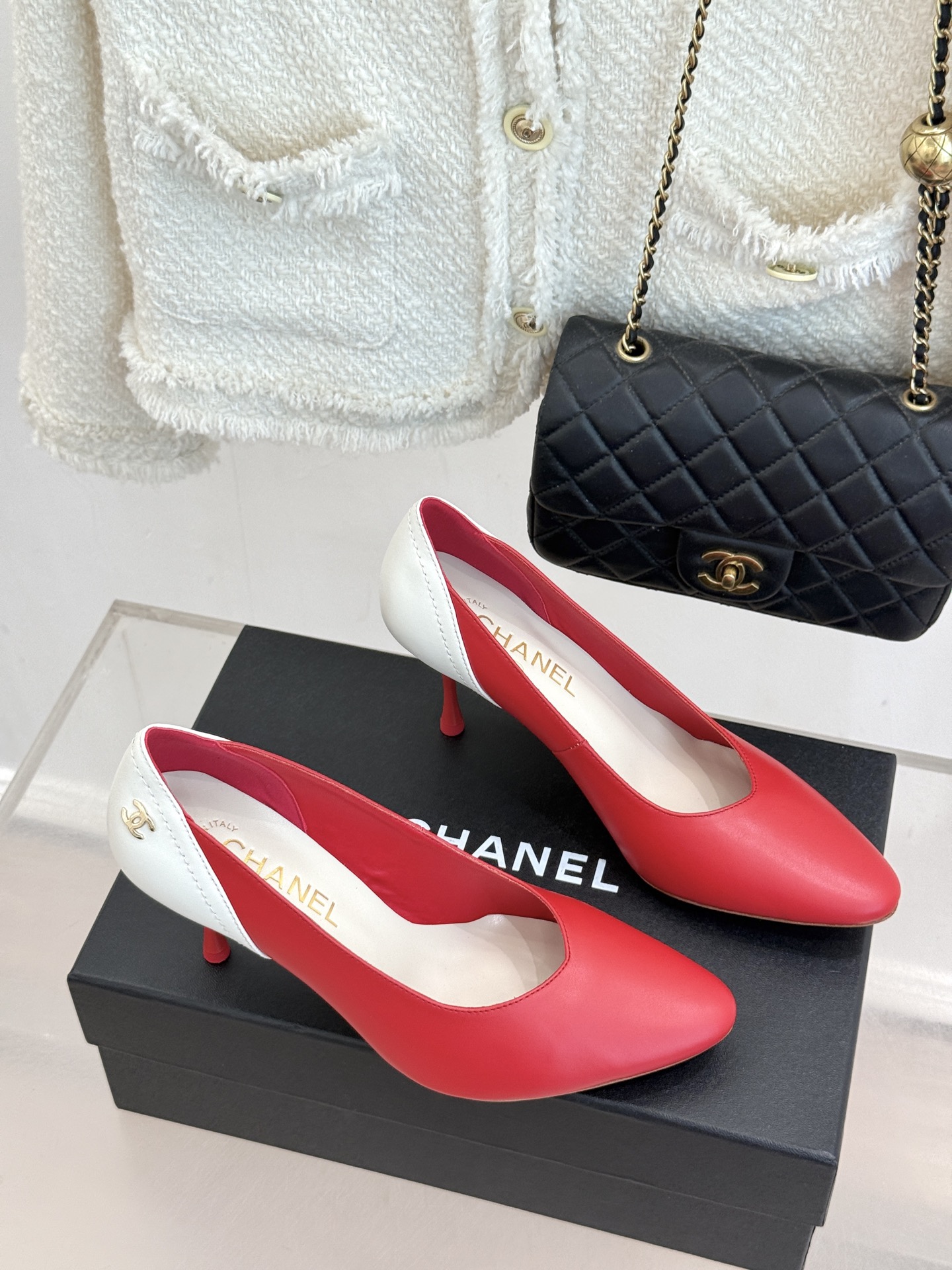 CHANE*｜小香26A新品拼色 双C尖头高跟鞋 双C扣精致又夺目 经典米黑撞色设计 上脚秒变纤细漫画脚型 显瘦效果直接