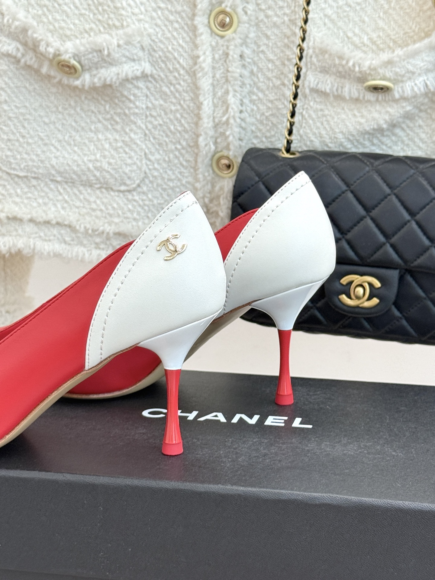 CHANE*｜小香26A新品拼色 双C尖头高跟鞋 双C扣精致又夺目 经典米黑撞色设计 上脚秒变纤细漫画脚型 显瘦效果直接