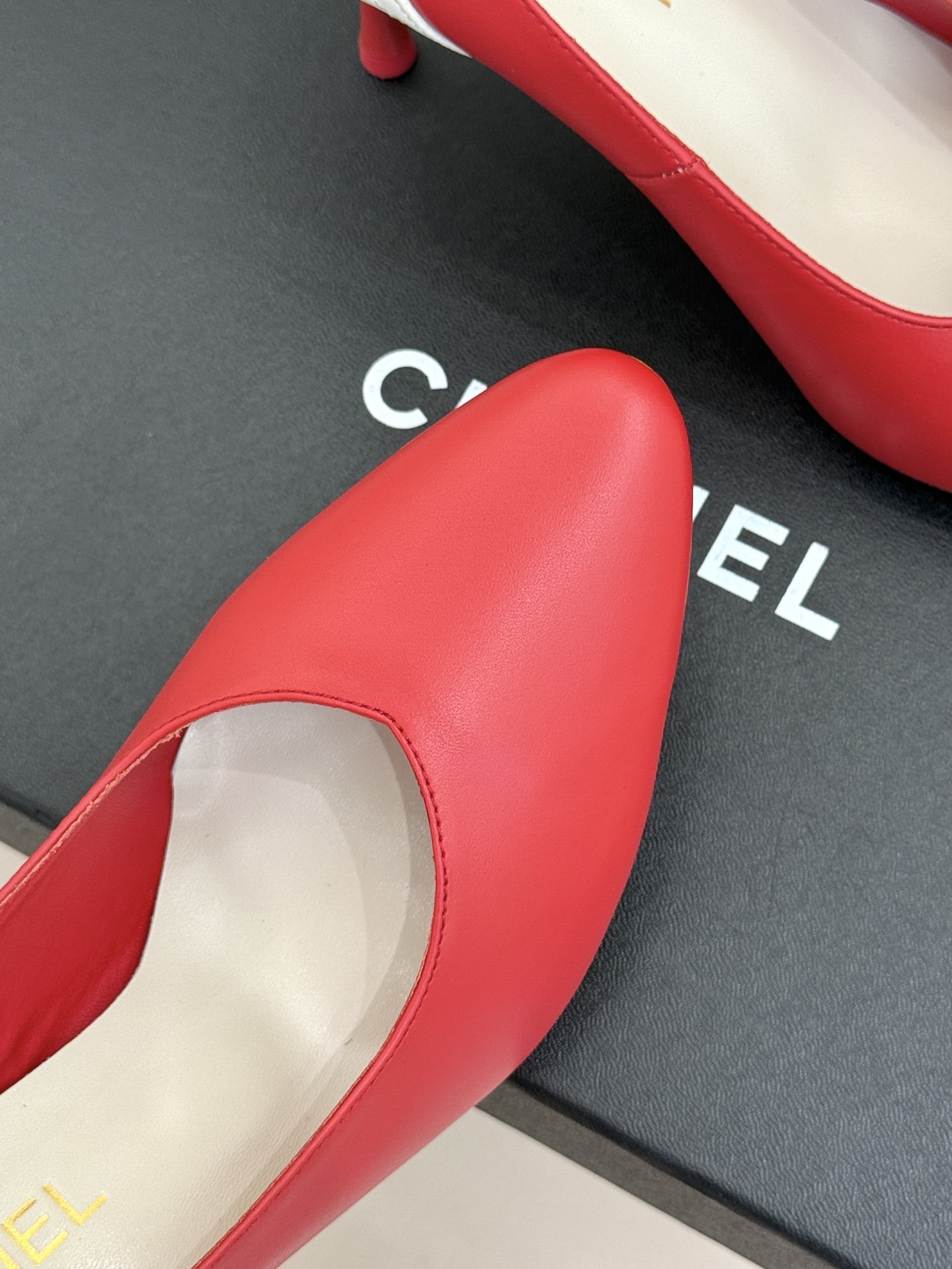 CHANE*｜小香26A新品拼色 双C尖头高跟鞋 双C扣精致又夺目 经典米黑撞色设计 上脚秒变纤细漫画脚型 显瘦效果直接