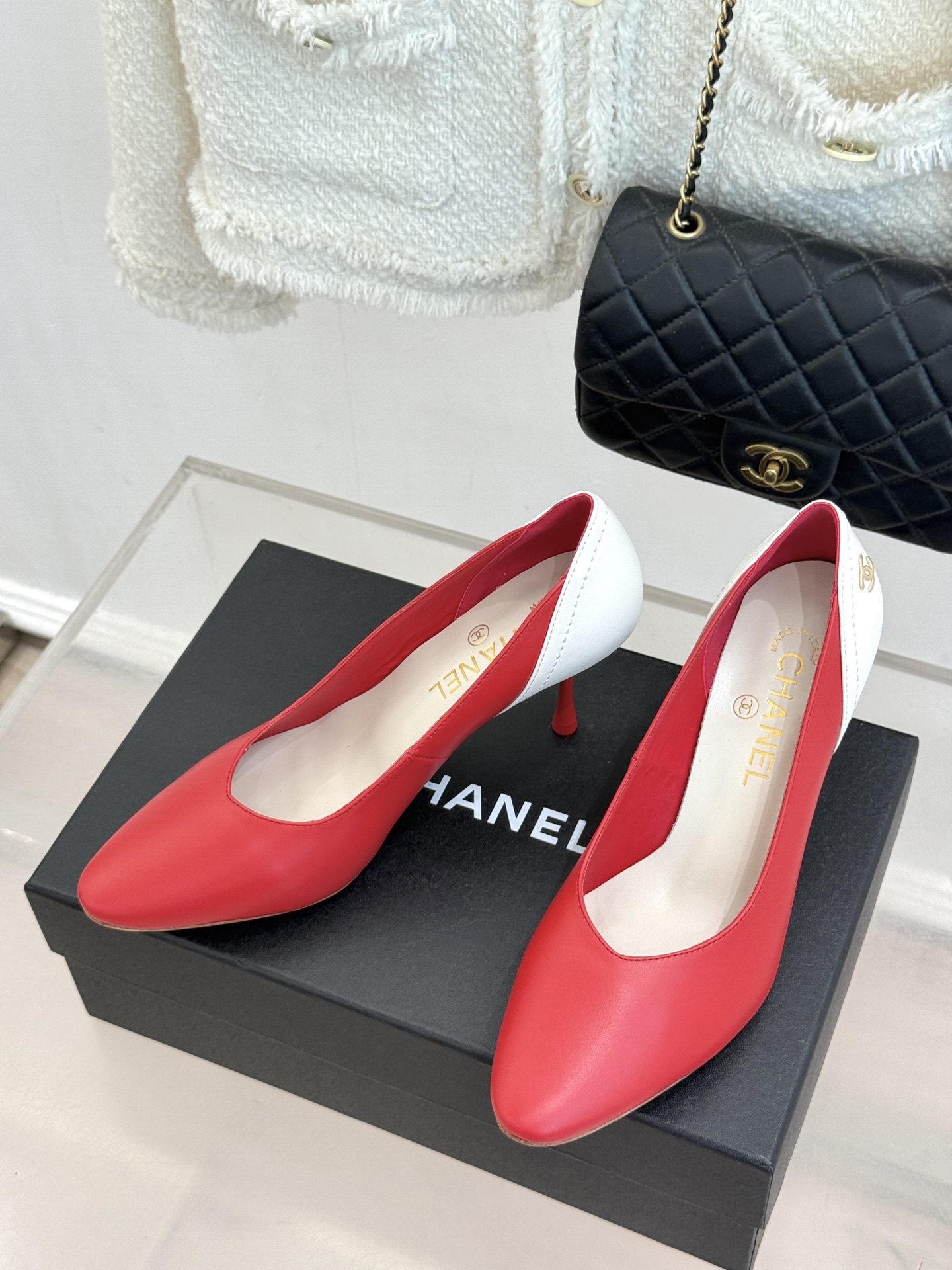 CHANE*｜小香26A新品拼色 双C尖头高跟鞋 双C扣精致又夺目 经典米黑撞色设计 上脚秒变纤细漫画脚型 显瘦效果直接