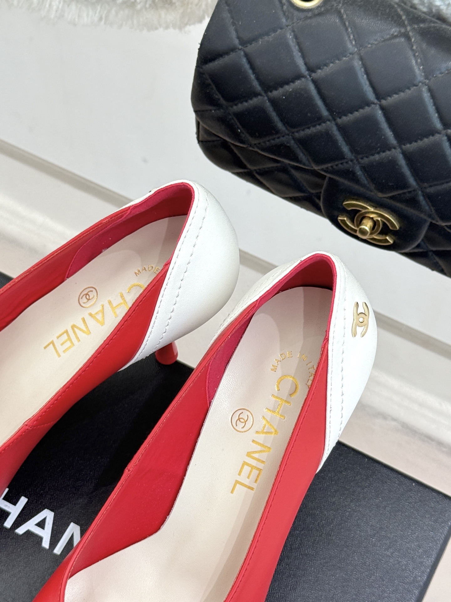 CHANE*｜小香26A新品拼色 双C尖头高跟鞋 双C扣精致又夺目 经典米黑撞色设计 上脚秒变纤细漫画脚型 显瘦效果直接