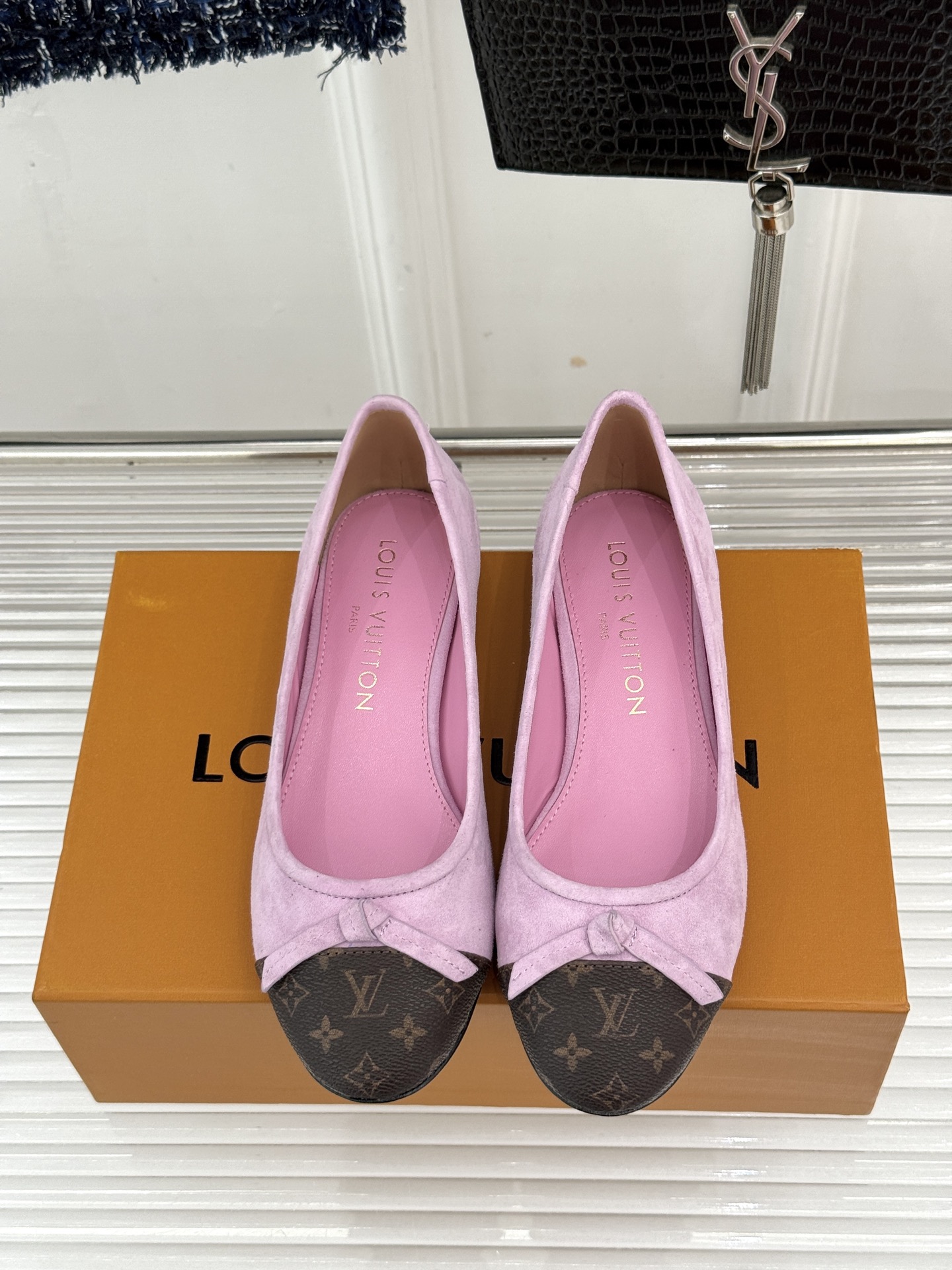 L*V驴家经典老花蝴蝶结芭蕾舞鞋 以芭蕾韵律 续写LV经典传奇。 将品牌标志性老花与蝴蝶结精妙融合 重塑法式优雅新范式。
