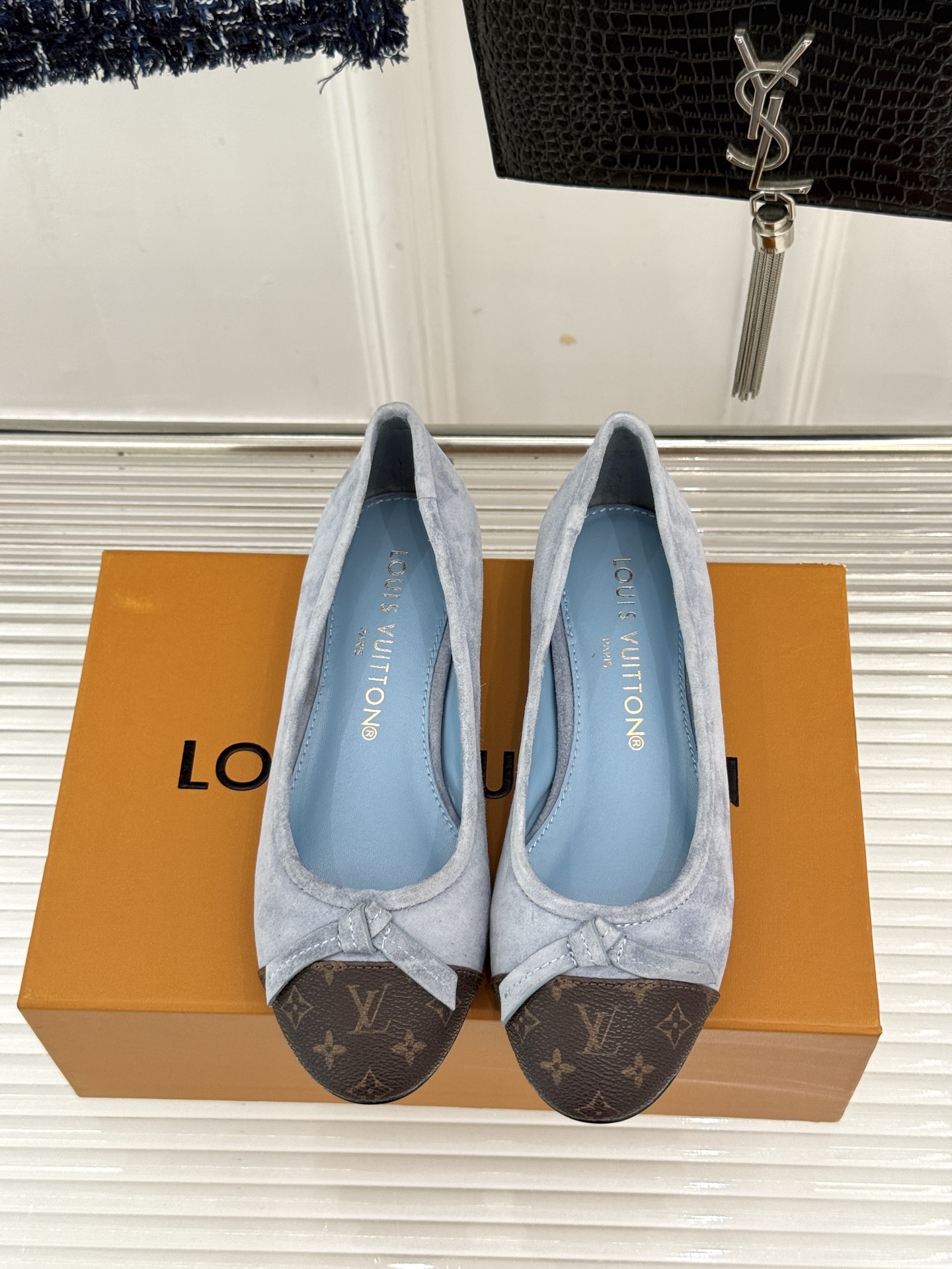 L*V驴家经典老花蝴蝶结芭蕾舞鞋 以芭蕾韵律 续写LV经典传奇。 将品牌标志性老花与蝴蝶结精妙融合 重塑法式优雅新范式。