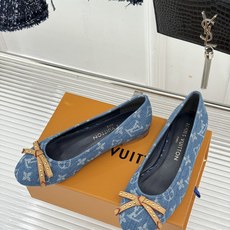 L*V驴家经典老花蝴蝶结芭蕾舞鞋 以芭蕾韵律 续写LV经典传奇。 将品牌标志性老花与蝴蝶结精妙融合 重塑法式优雅新范式。 L*V驴家经典老花蝴蝶结芭蕾舞鞋 以芭蕾韵律 续写LV经典传奇。 将品牌标志性老花与蝴蝶结精妙融合 重塑法式优雅新范式。