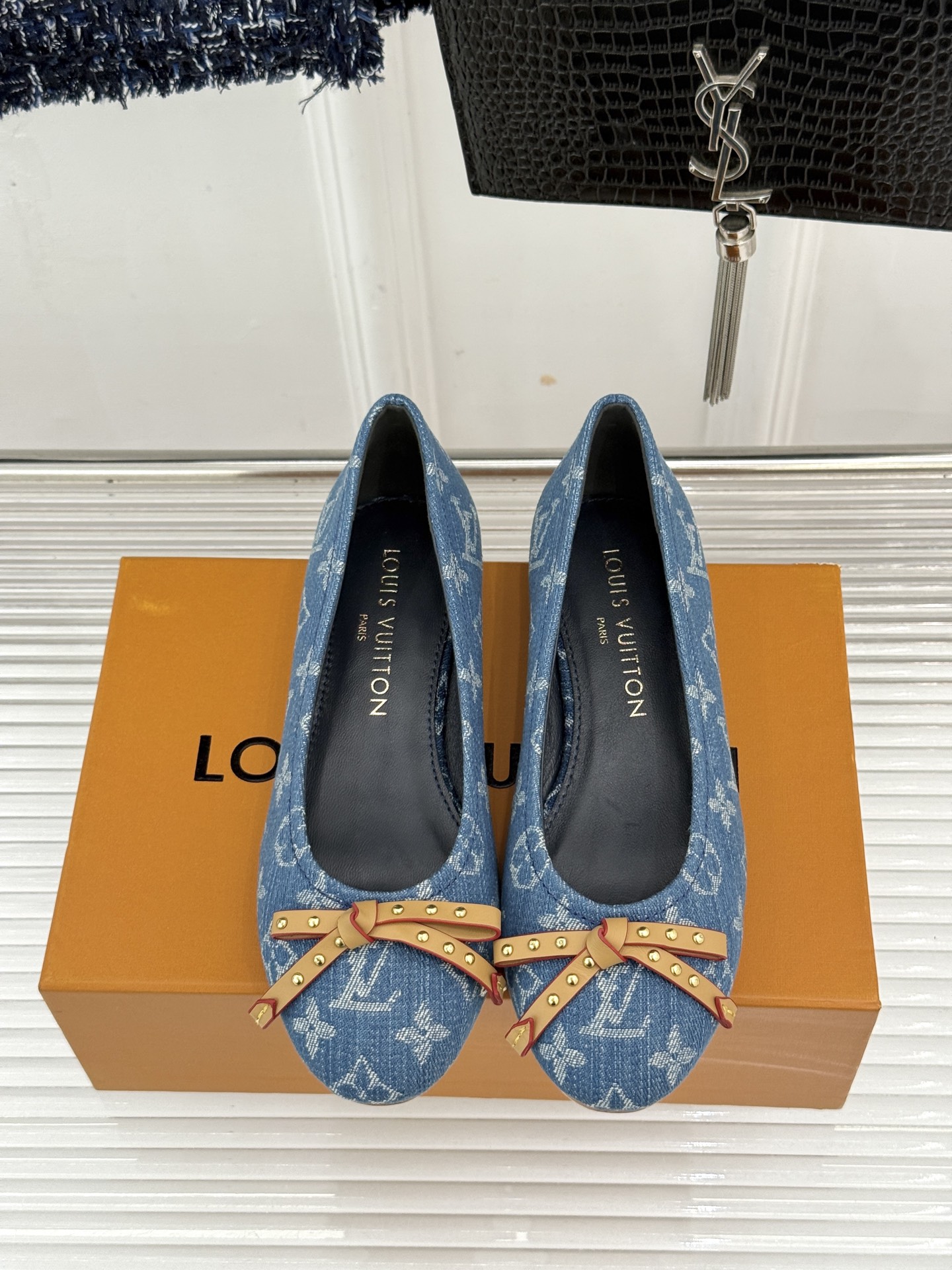 L*V驴家经典老花蝴蝶结芭蕾舞鞋 以芭蕾韵律 续写LV经典传奇。 将品牌标志性老花与蝴蝶结精妙融合 重塑法式优雅新范式。 L*V驴家经典老花蝴蝶结芭蕾舞鞋 以芭蕾韵律 续写LV经典传奇。 将品牌标志性老花与蝴蝶结精妙融合 重塑法式优雅新范式。
