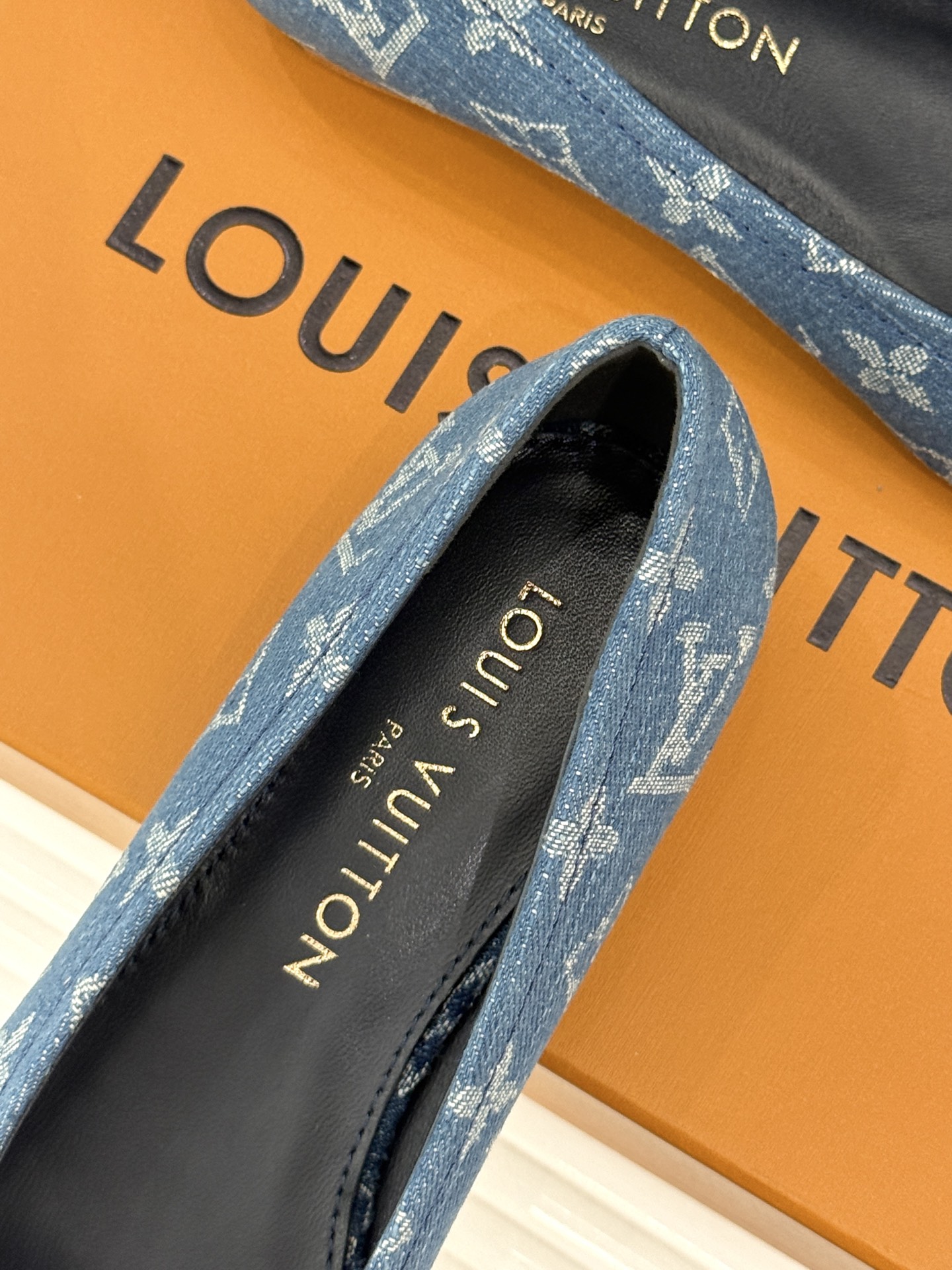 L*V驴家经典老花蝴蝶结芭蕾舞鞋 以芭蕾韵律 续写LV经典传奇。 将品牌标志性老花与蝴蝶结精妙融合 重塑法式优雅新范式。 L*V驴家经典老花蝴蝶结芭蕾舞鞋 以芭蕾韵律 续写LV经典传奇。 将品牌标志性老花与蝴蝶结精妙融合 重塑法式优雅新范式。