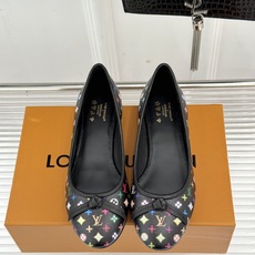 L*V驴家经典老花蝴蝶结芭蕾舞鞋 以芭蕾韵律 续写LV经典传奇。 将品牌标志性老花与蝴蝶结精妙融合 重塑法式优雅新范式。 L*V驴家经典老花蝴蝶结芭蕾舞鞋 以芭蕾韵律 续写LV经典传奇。 将品牌标志性老花与蝴蝶结精妙融合 重塑法式优雅新范式。