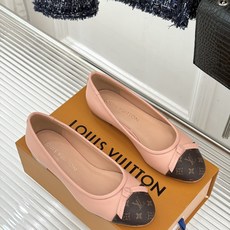 L*V驴家经典老花蝴蝶结芭蕾舞鞋 以芭蕾韵律 续写LV经典传奇。 将品牌标志性老花与蝴蝶结精妙融合 重塑法式优雅新范式。 L*V驴家经典老花蝴蝶结芭蕾舞鞋 以芭蕾韵律 续写LV经典传奇。 将品牌标志性老花与蝴蝶结精妙融合 重塑法式优雅新范式。