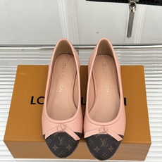 L*V驴家经典老花蝴蝶结芭蕾舞鞋 以芭蕾韵律 续写LV经典传奇。 将品牌标志性老花与蝴蝶结精妙融合 重塑法式优雅新范式。 L*V驴家经典老花蝴蝶结芭蕾舞鞋 以芭蕾韵律 续写LV经典传奇。 将品牌标志性老花与蝴蝶结精妙融合 重塑法式优雅新范式。