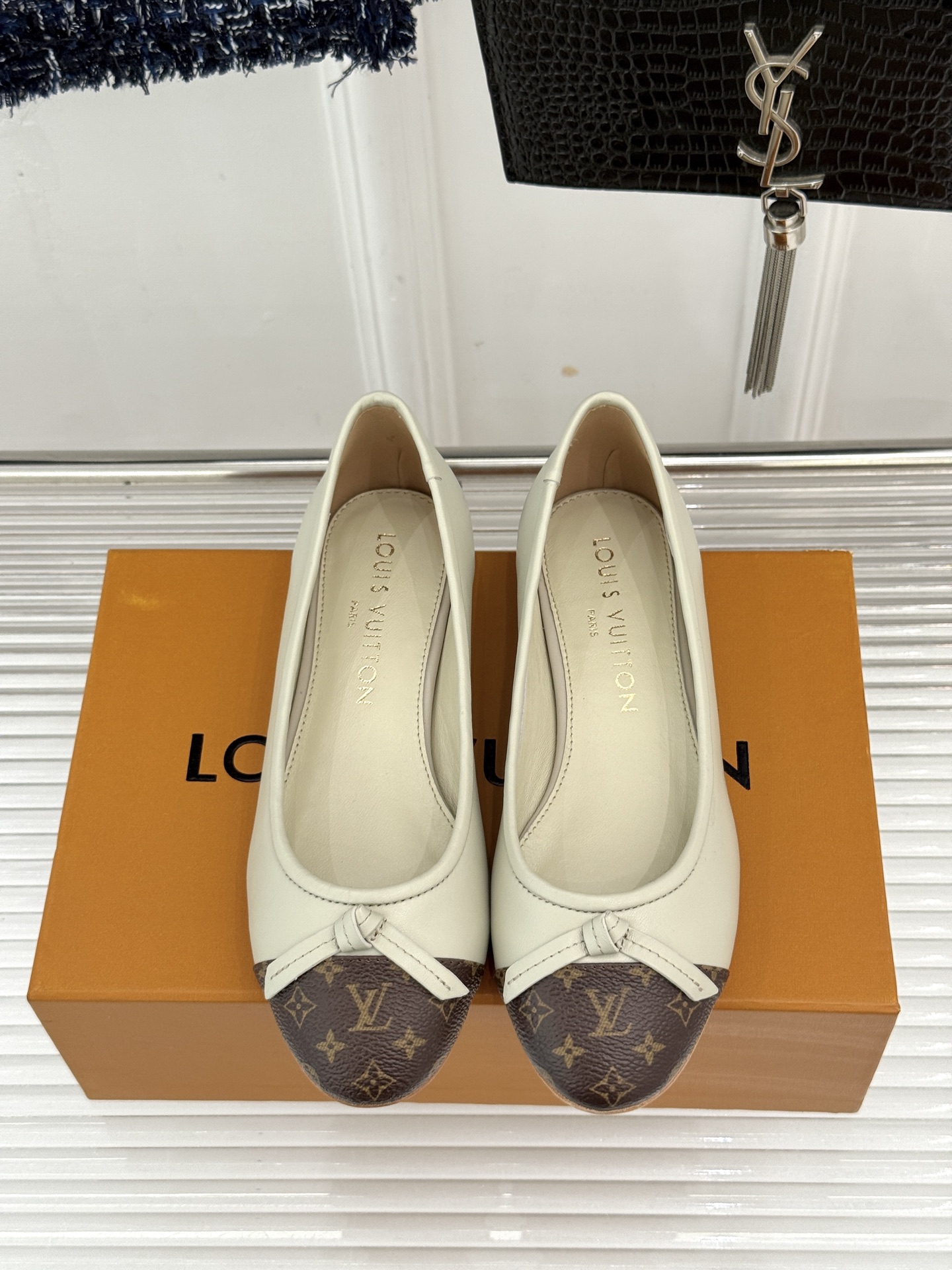 L*V驴家经典老花蝴蝶结芭蕾舞鞋 以芭蕾韵律 续写LV经典传奇。 将品牌标志性老花与蝴蝶结精妙融合 重塑法式优雅新范式。