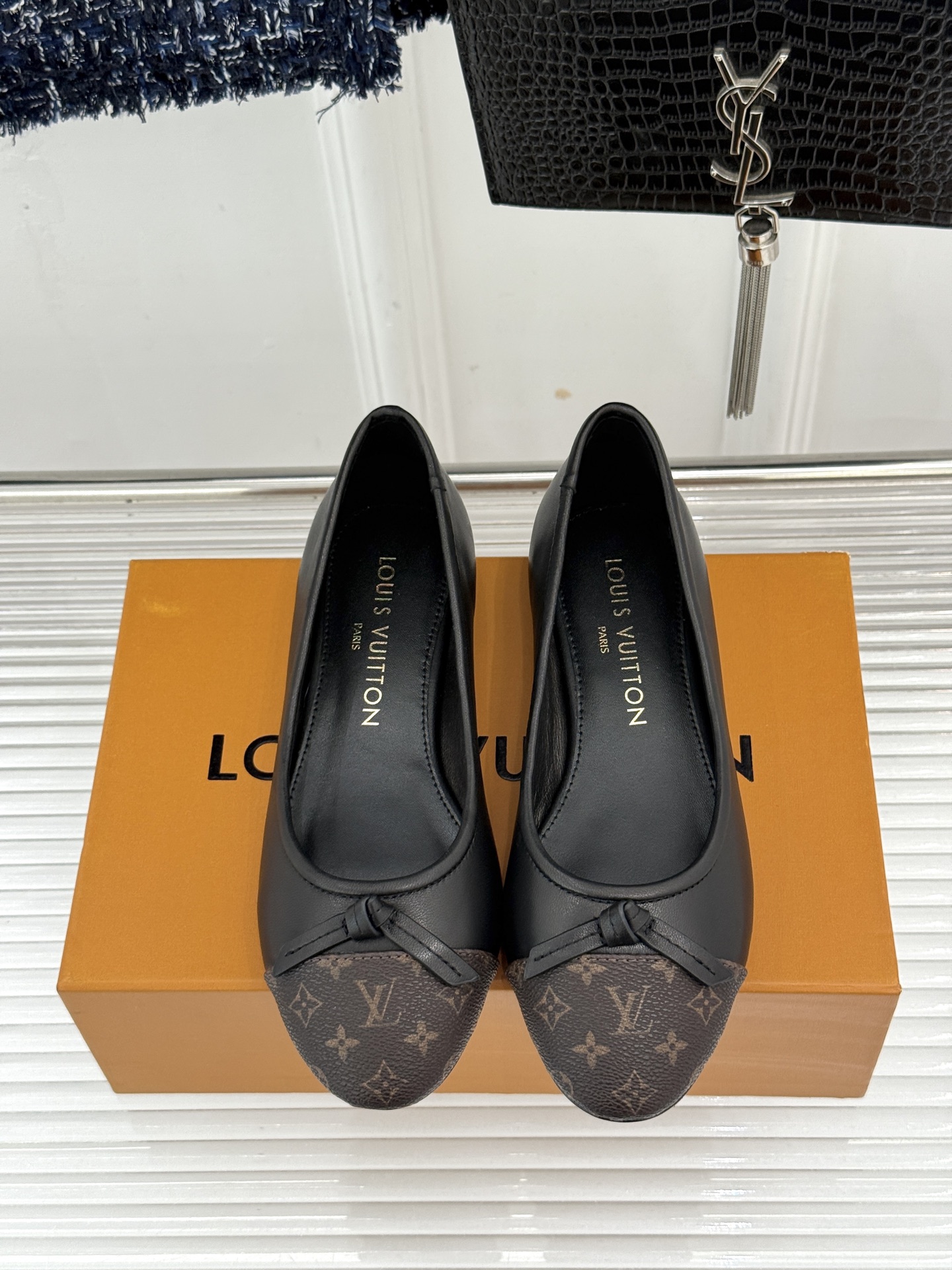 L*V驴家经典老花蝴蝶结芭蕾舞鞋 以芭蕾韵律 续写LV经典传奇。 将品牌标志性老花与蝴蝶结精妙融合 重塑法式优雅新范式。