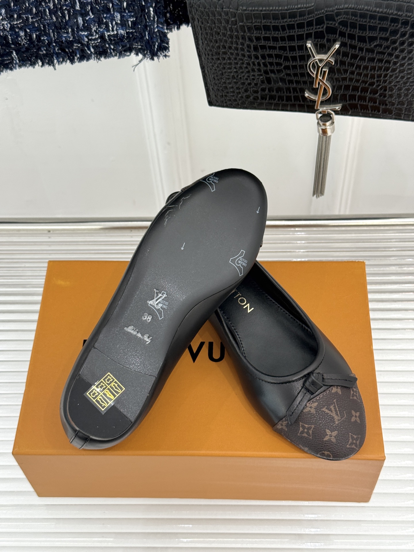 L*V驴家经典老花蝴蝶结芭蕾舞鞋 以芭蕾韵律 续写LV经典传奇。 将品牌标志性老花与蝴蝶结精妙融合 重塑法式优雅新范式。