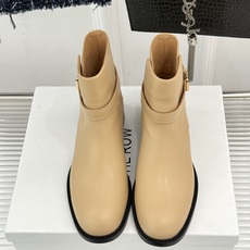The Row 26WF新品极简复古 皮带扣粗跟短靴 金属扣点缀极简靴身廓形 复古扁圆头柔化脚面线条 粗跟稳当拉长腿部线 The Row 26WF新品极简复古 皮带扣粗跟短靴 金属扣点缀极简靴身廓形 复古扁圆头柔化脚面线条 粗跟稳当拉长腿部线