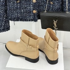The Row 26WF新品极简复古 皮带扣粗跟短靴 金属扣点缀极简靴身廓形 复古扁圆头柔化脚面线条 粗跟稳当拉长腿部线 The Row 26WF新品极简复古 皮带扣粗跟短靴 金属扣点缀极简靴身廓形 复古扁圆头柔化脚面线条 粗跟稳当拉长腿部线