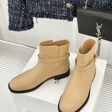 The Row 26WF新品极简复古 皮带扣粗跟短靴 金属扣点缀极简靴身廓形 复古扁圆头柔化脚面线条 粗跟稳当拉长腿部线 The Row 26WF新品极简复古 皮带扣粗跟短靴 金属扣点缀极简靴身廓形 复古扁圆头柔化脚面线条 粗跟稳当拉长腿部线
