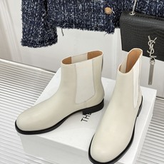 The Row 26WF新品极简复古 粗跟短靴 秋冬鞋柜必入宝藏短靴 极简廓形利落又干净 扁圆鞋头自带复古感 粗跟稳当悄 The Row 26WF新品极简复古 粗跟短靴 秋冬鞋柜必入宝藏短靴 极简廓形利落又干净 扁圆鞋头自带复古感 粗跟稳当悄