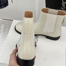 The Row 26WF新品极简复古 粗跟短靴 秋冬鞋柜必入宝藏短靴 极简廓形利落又干净 扁圆鞋头自带复古感 粗跟稳当悄 The Row 26WF新品极简复古 粗跟短靴 秋冬鞋柜必入宝藏短靴 极简廓形利落又干净 扁圆鞋头自带复古感 粗跟稳当悄