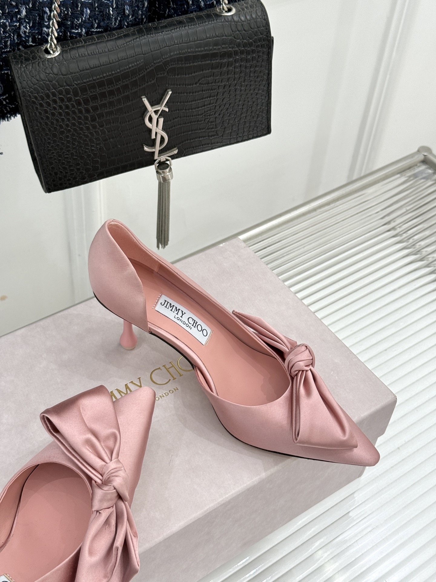 Jimmy Choo/吉米周26WF新品 尖头蝴蝶结侧空高跟凉鞋 缎面蝴蝶结柔润有光泽 侧空设计显脚纤瘦 细跟稳当显腿长 Jimmy Choo/吉米周26WF新品 尖头蝴蝶结侧空高跟凉鞋 缎面蝴蝶结柔润有光泽 侧空设计显脚纤瘦 细跟稳当显腿长