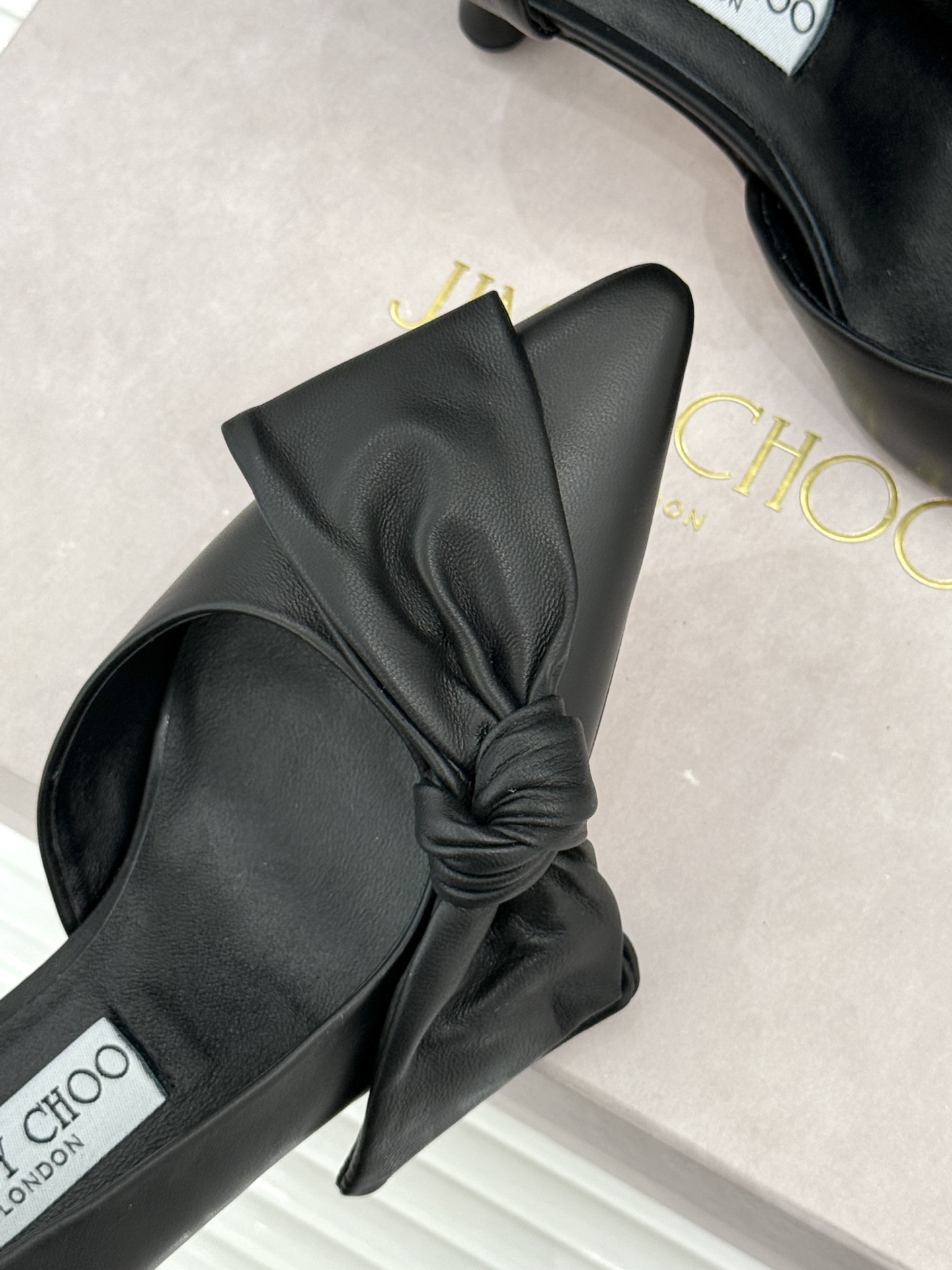 Jimmy Choo/吉米周26WF新品 尖头蝴蝶结侧空高跟凉鞋 缎面蝴蝶结柔润有光泽 侧空设计显脚纤瘦 细跟稳当显腿长