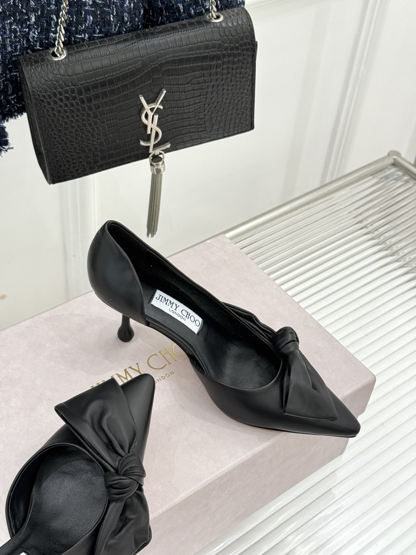 Jimmy Choo/吉米周26WF新品 尖头蝴蝶结侧空高跟凉鞋 缎面蝴蝶结柔润有光泽 侧空设计显脚纤瘦 细跟稳当显腿长