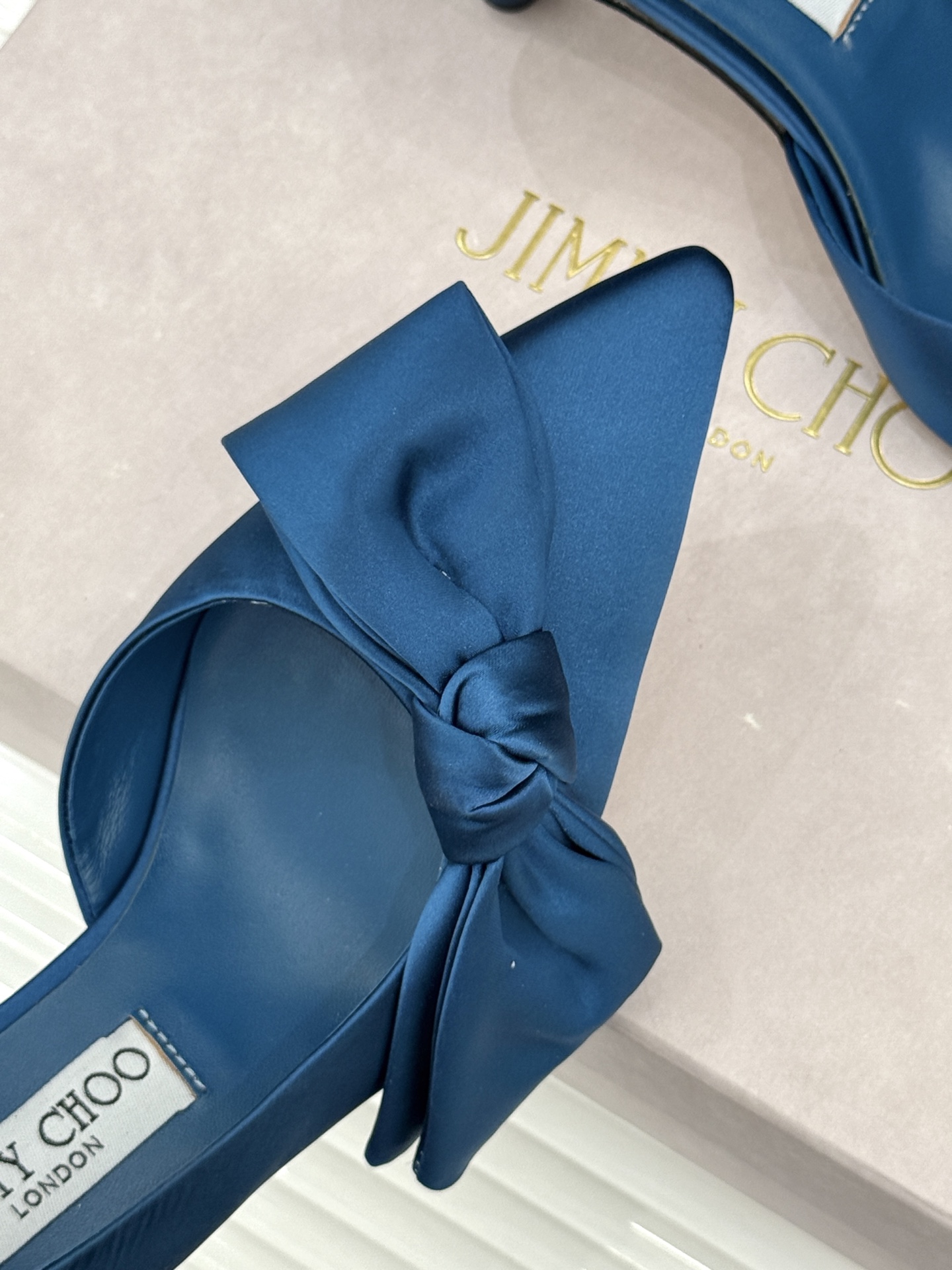 Jimmy Choo/吉米周26WF新品 尖头蝴蝶结侧空高跟凉鞋 缎面蝴蝶结柔润有光泽 侧空设计显脚纤瘦 细跟稳当显腿长