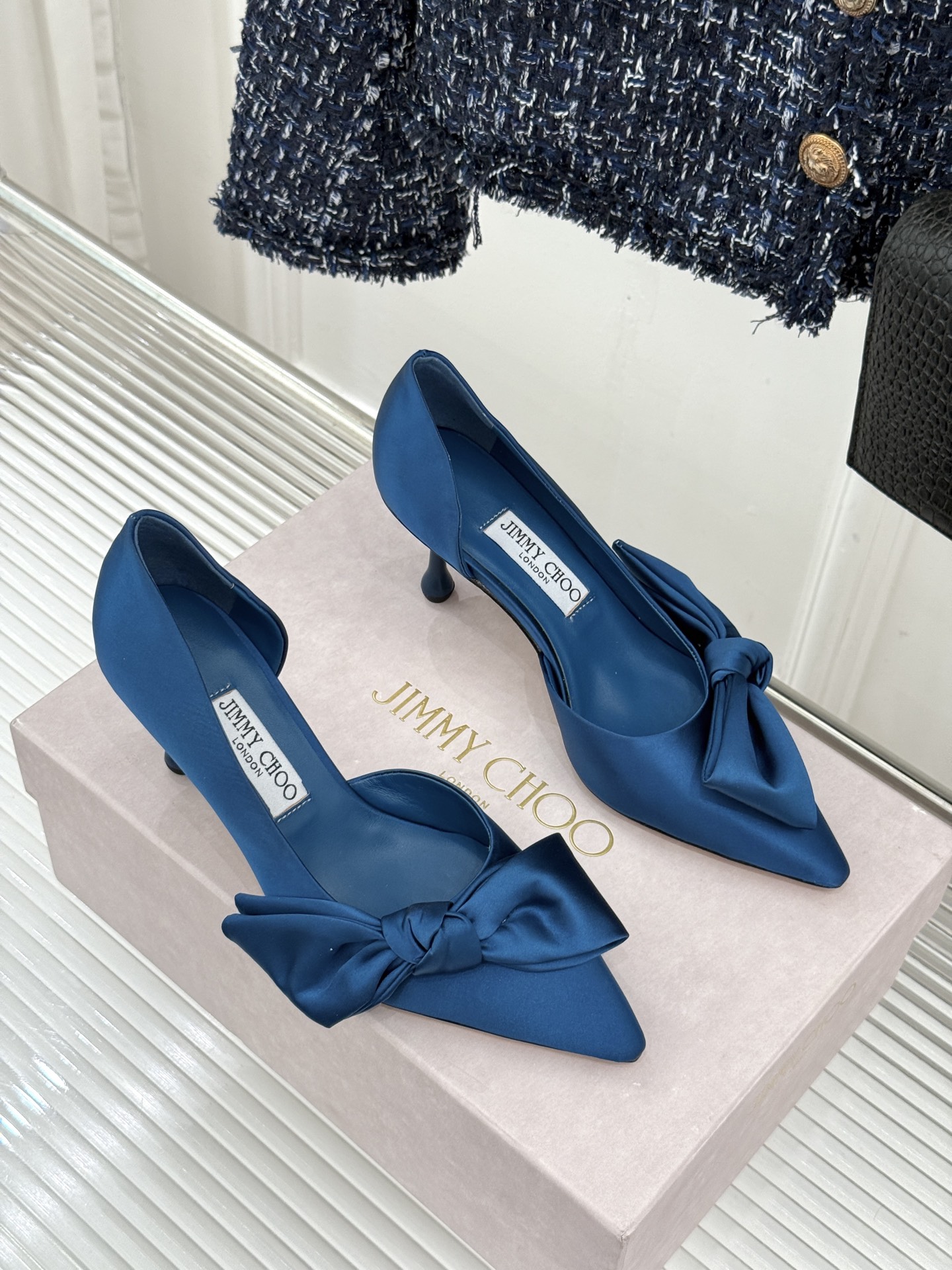 Jimmy Choo/吉米周26WF新品 尖头蝴蝶结侧空高跟凉鞋 缎面蝴蝶结柔润有光泽 侧空设计显脚纤瘦 细跟稳当显腿长