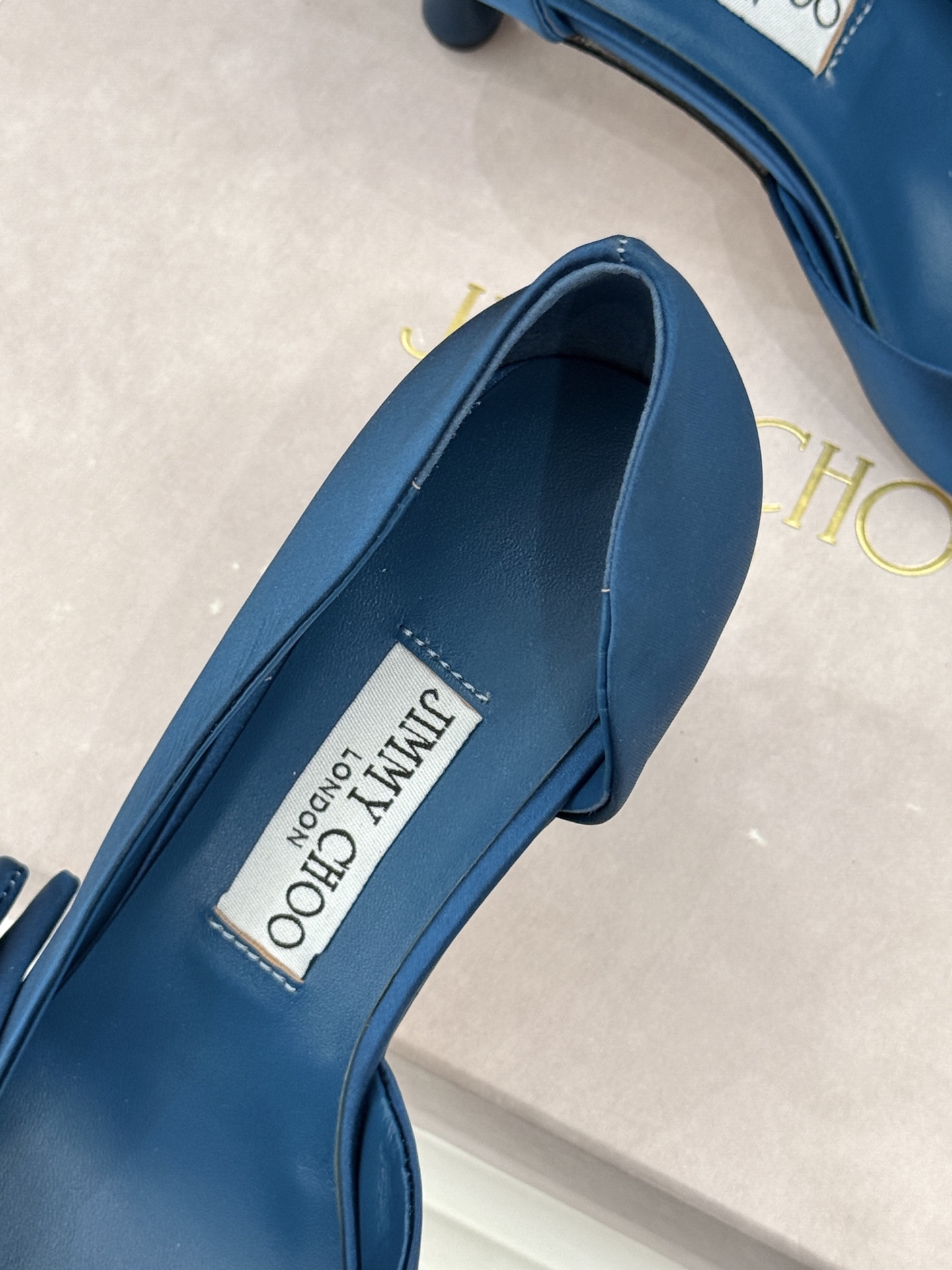 Jimmy Choo/吉米周26WF新品 尖头蝴蝶结侧空高跟凉鞋 缎面蝴蝶结柔润有光泽 侧空设计显脚纤瘦 细跟稳当显腿长
