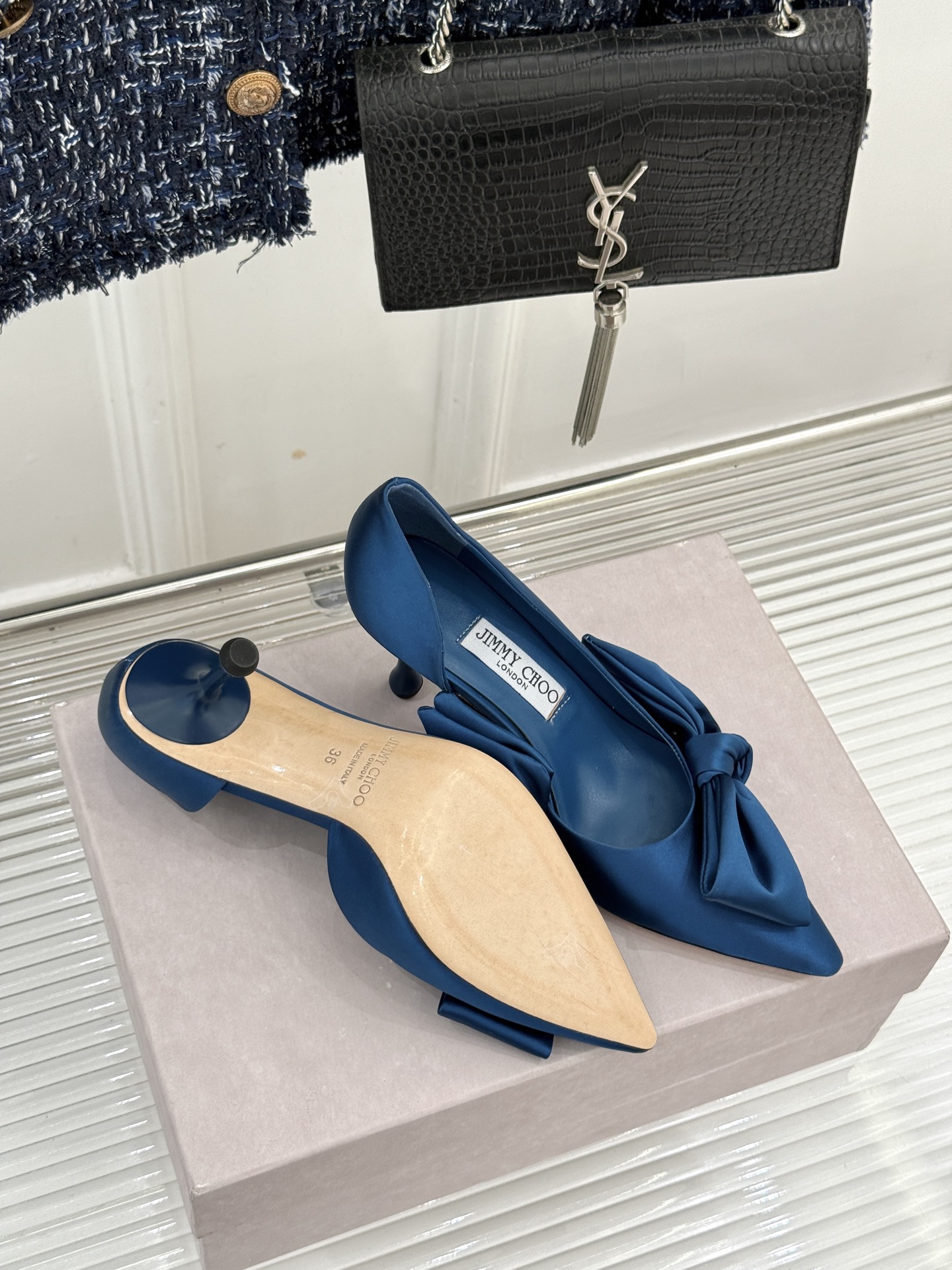 Jimmy Choo/吉米周26WF新品 尖头蝴蝶结侧空高跟凉鞋 缎面蝴蝶结柔润有光泽 侧空设计显脚纤瘦 细跟稳当显腿长
