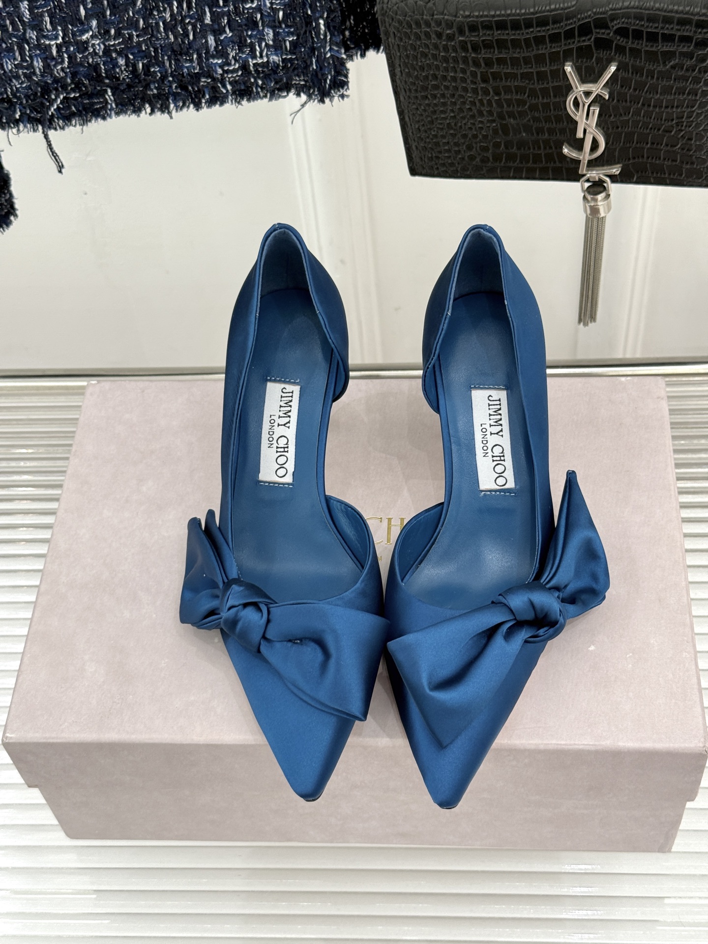 Jimmy Choo/吉米周26WF新品 尖头蝴蝶结侧空高跟凉鞋 缎面蝴蝶结柔润有光泽 侧空设计显脚纤瘦 细跟稳当显腿长