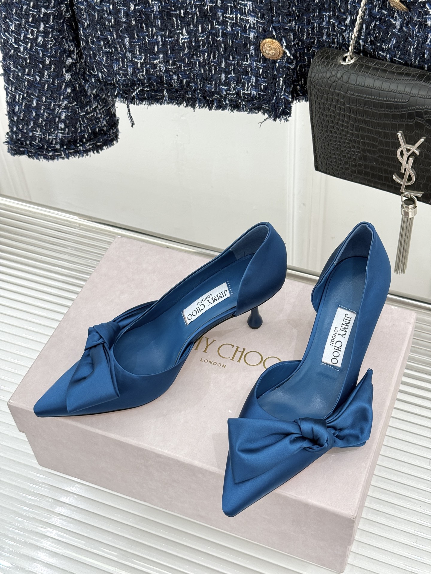 Jimmy Choo/吉米周26WF新品 尖头蝴蝶结侧空高跟凉鞋 缎面蝴蝶结柔润有光泽 侧空设计显脚纤瘦 细跟稳当显腿长