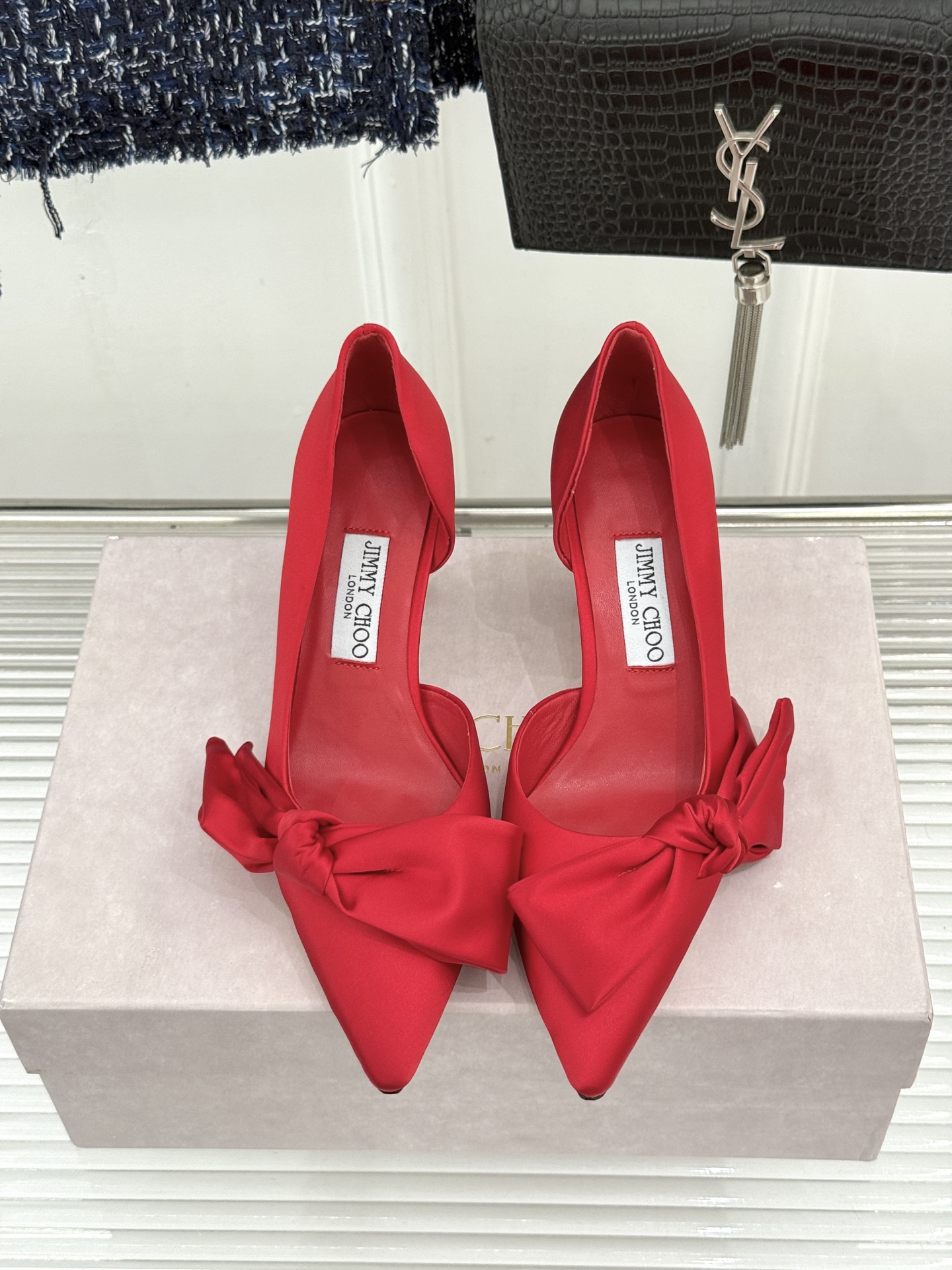 Jimmy Choo/吉米周26WF新品 尖头蝴蝶结侧空高跟凉鞋 缎面蝴蝶结柔润有光泽 侧空设计显脚纤瘦 细跟稳当显腿长 Jimmy Choo/吉米周26WF新品 尖头蝴蝶结侧空高跟凉鞋 缎面蝴蝶结柔润有光泽 侧空设计显脚纤瘦 细跟稳当显腿长